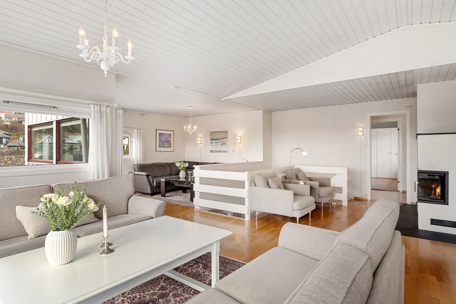 Stor stue med plass til flere sittegrupper og ulike soner. Galleribilde