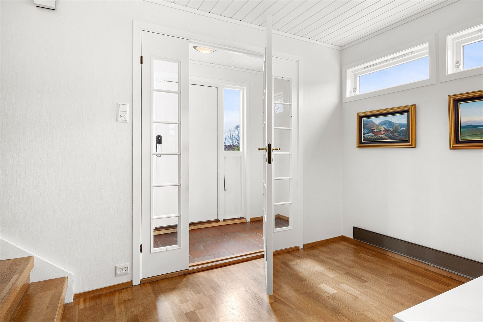 Entre/gang med skyvedørsgarderobe. Fliser med varmekabler under. Ny ytterdør med kodelås. Galleribilde