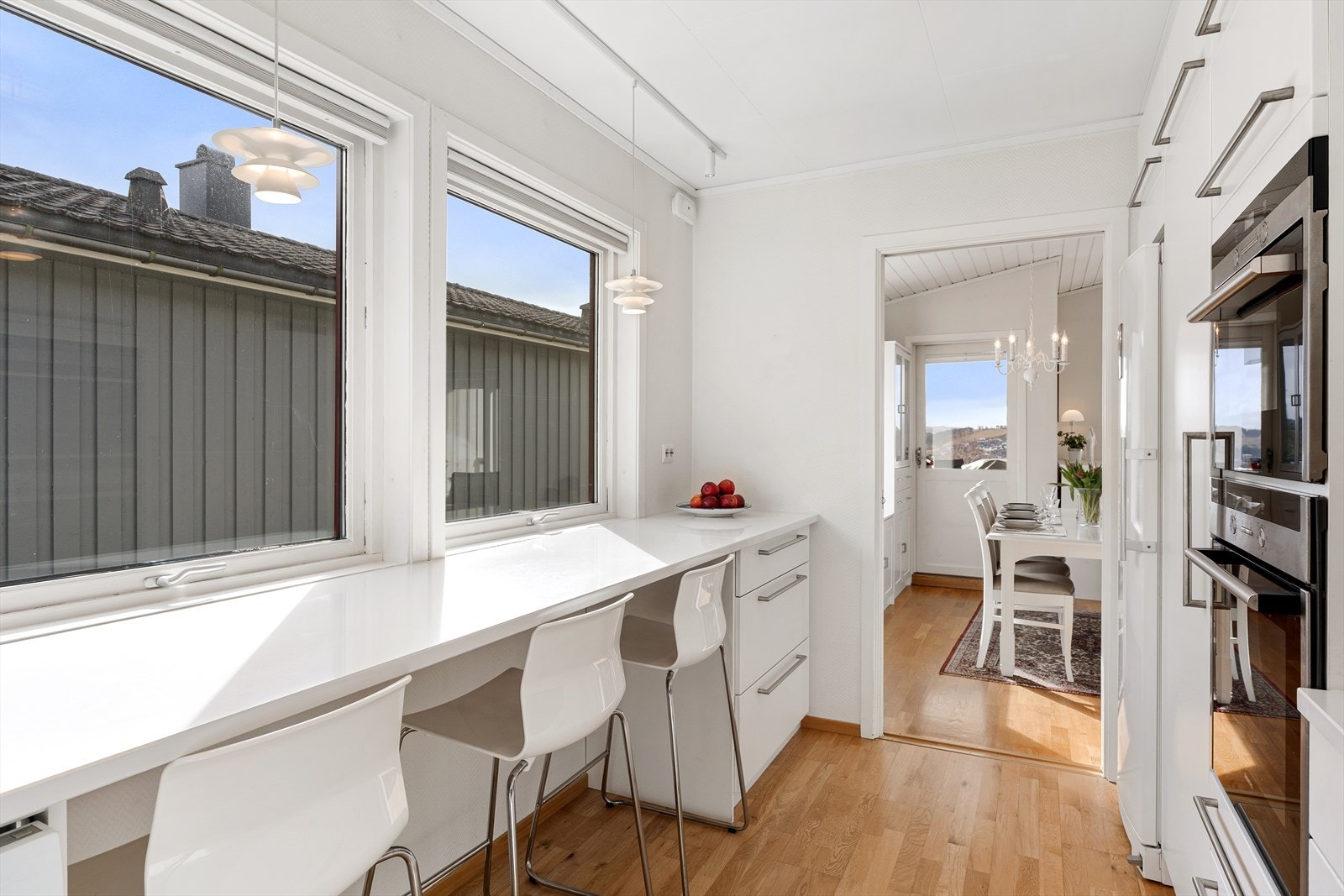 Benkeplate med god arbeidsflate og sitteplasser. Galleribilde