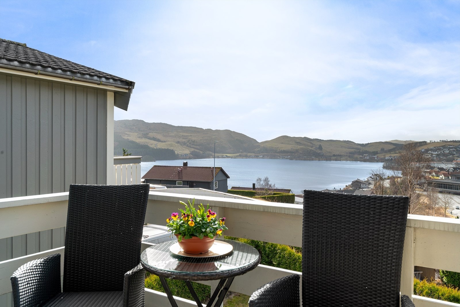 Boligen ligger vestvendt med fantastisk utsikt. Galleribilde