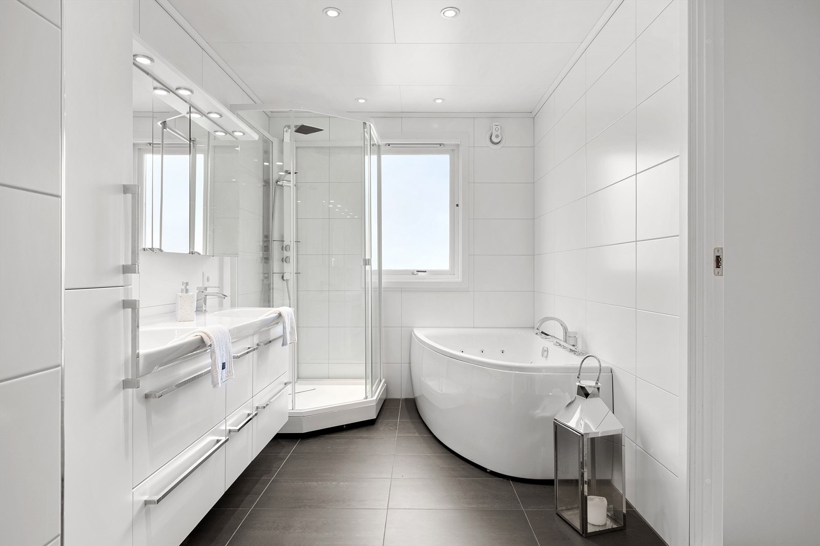 Dusjkabinett, boblebadekar og dobbel vask i seksjon. Speil med belysning. Galleribilde