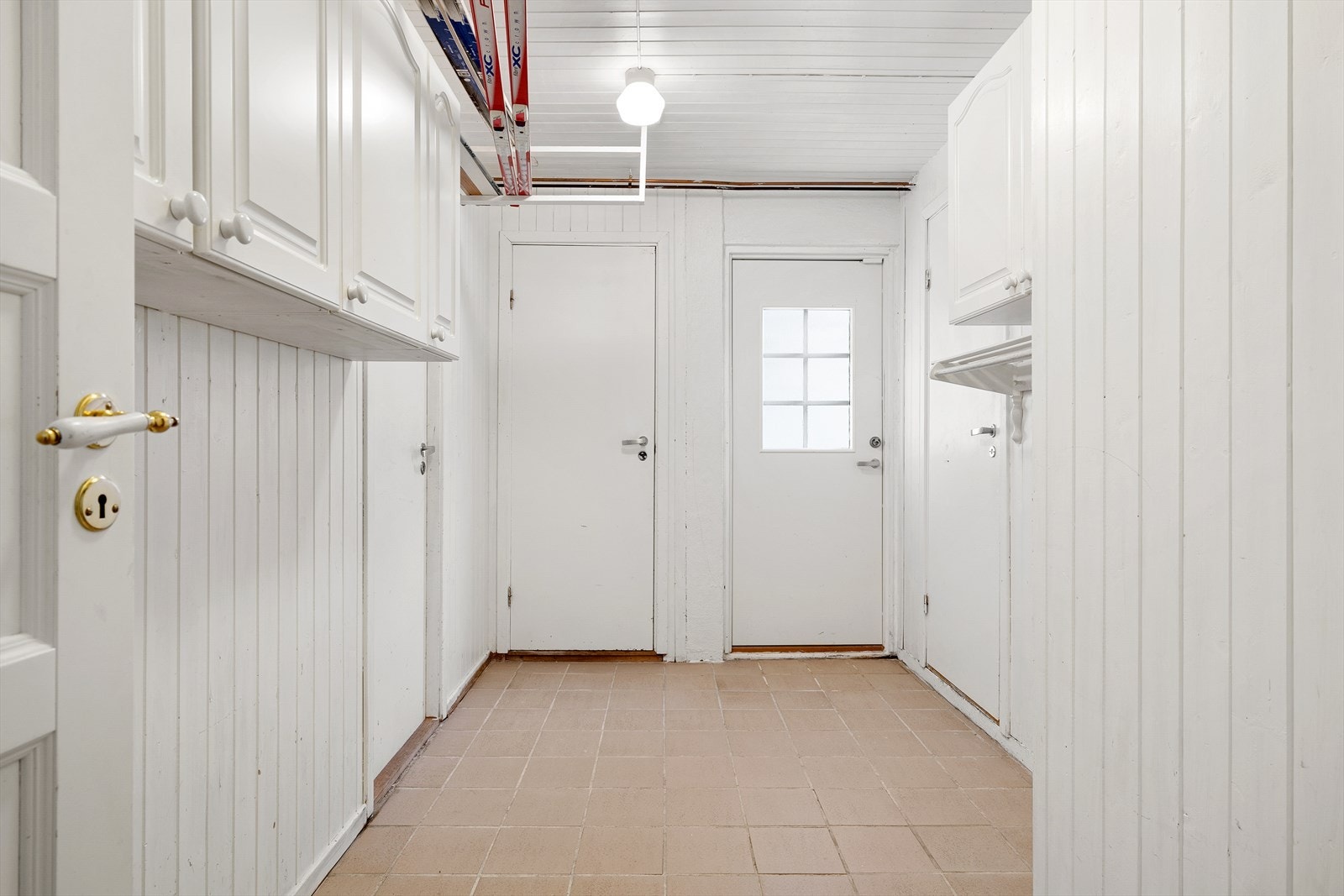 Gang med garderobeplass og utgang til hagen. Galleribilde