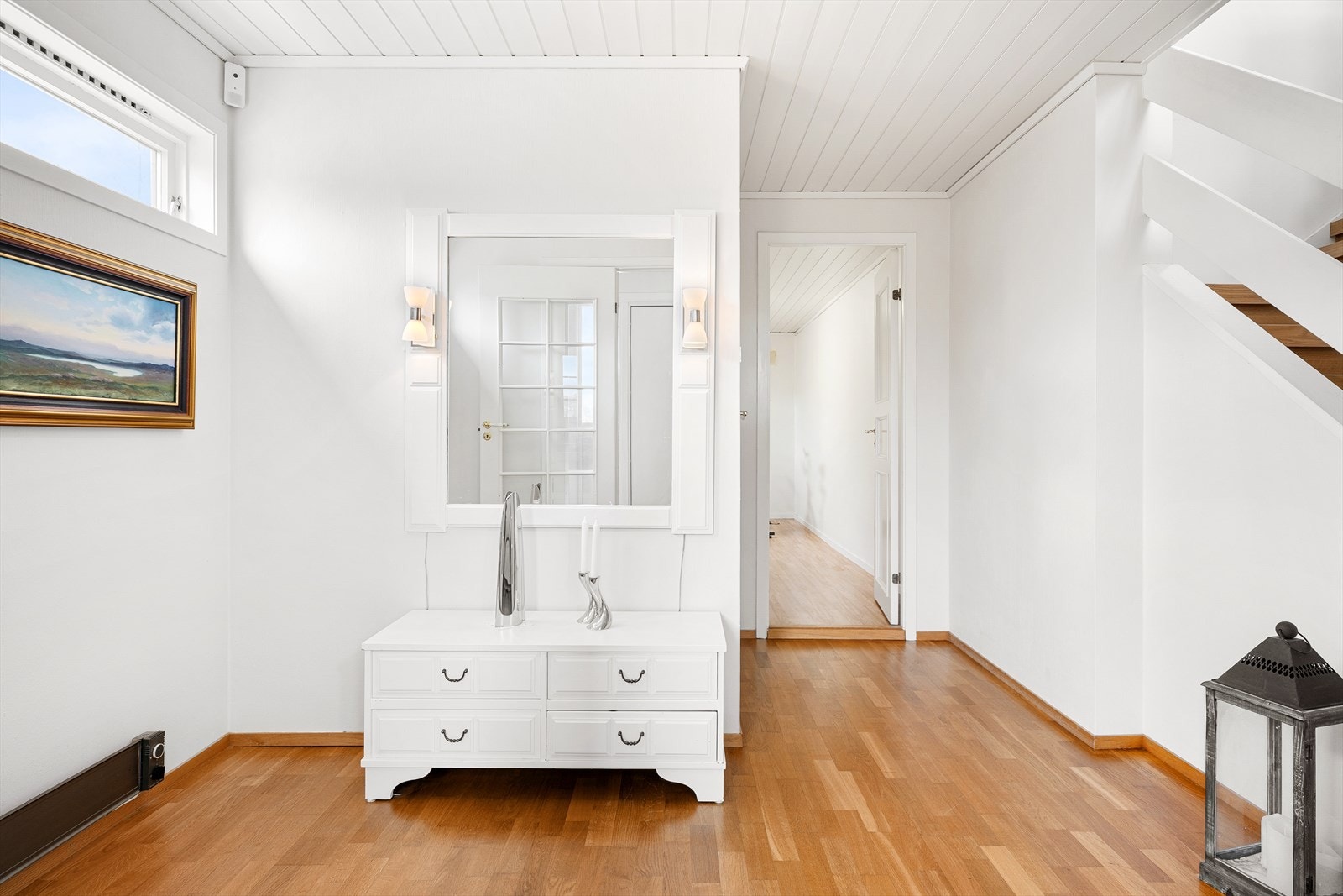 Parkett på gulv og lyse vegger. Galleribilde