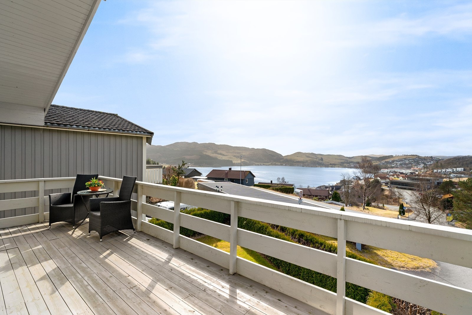 Beliggende på Fiskebekk som er et etablert og rolig boligområde sentralt på Ålgård. Galleribilde