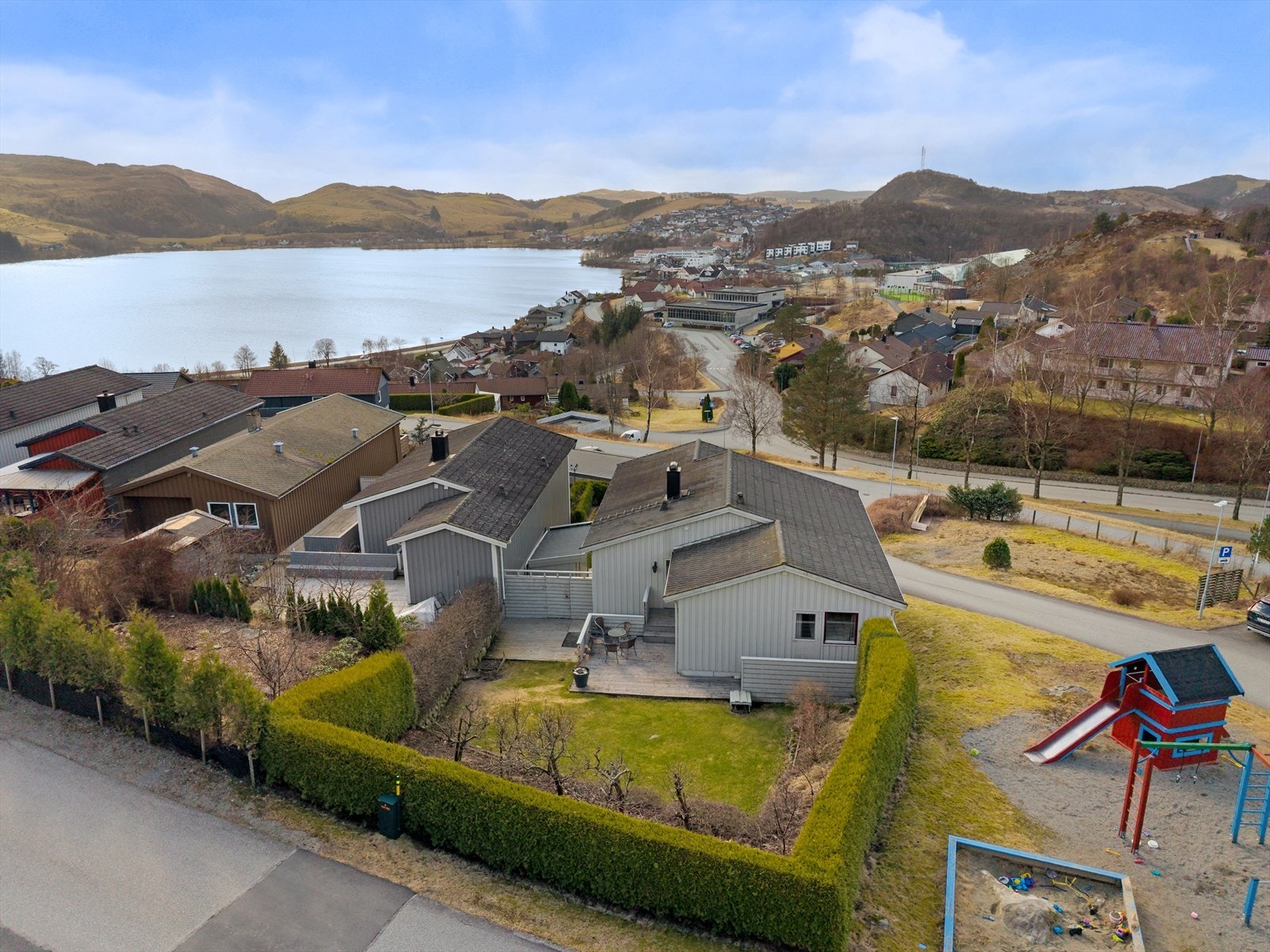 Pent opparbeidet tomt med hage, beplantning og terrasser. Grenser til friområde Galleribilde