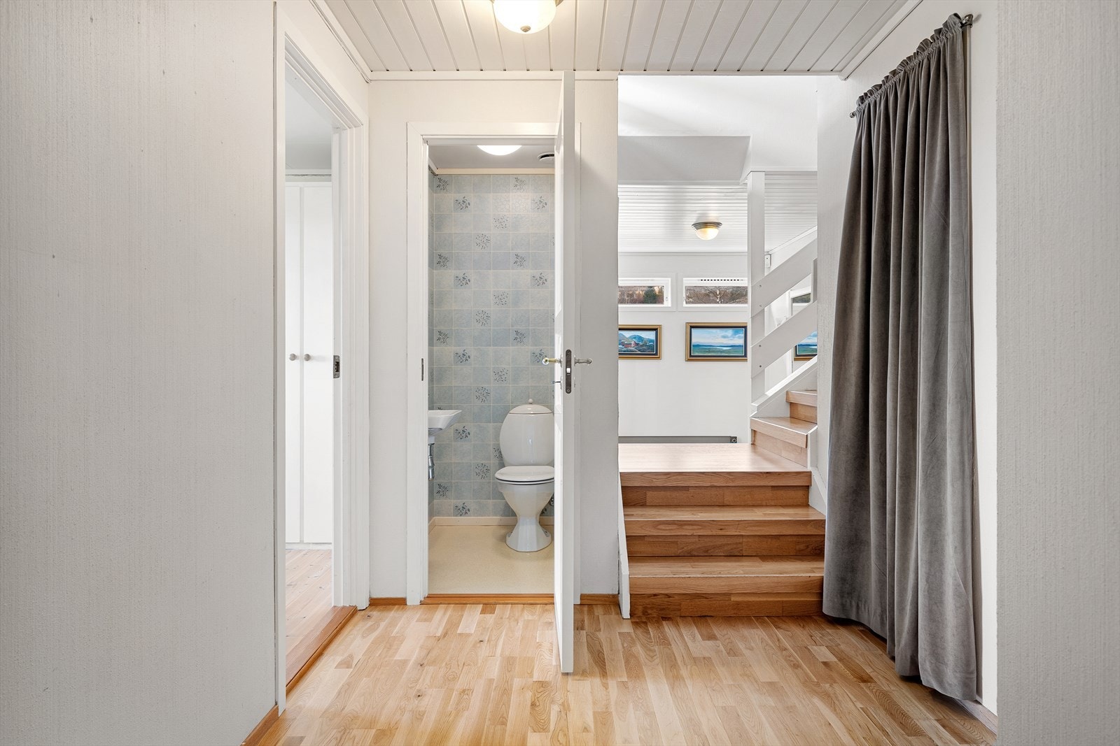 Gang med adkomst til toalettrom Galleribilde