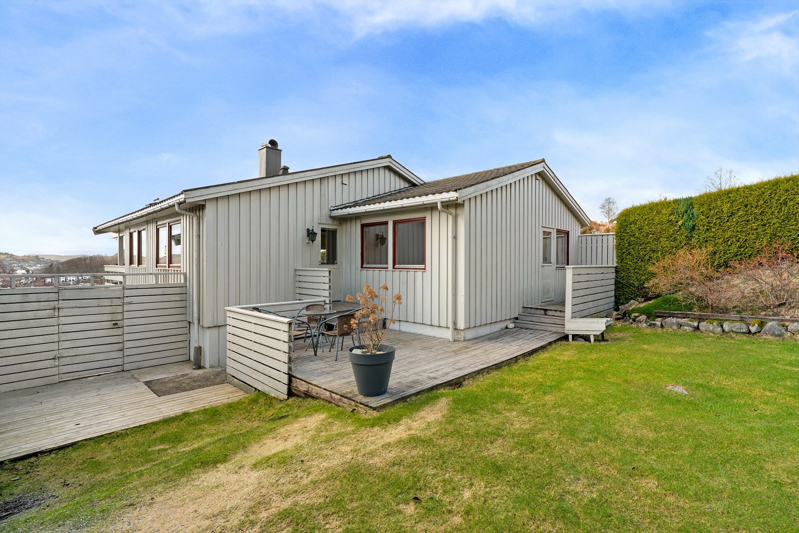 Fin og skjermet hage med gode terrasser Galleribilde