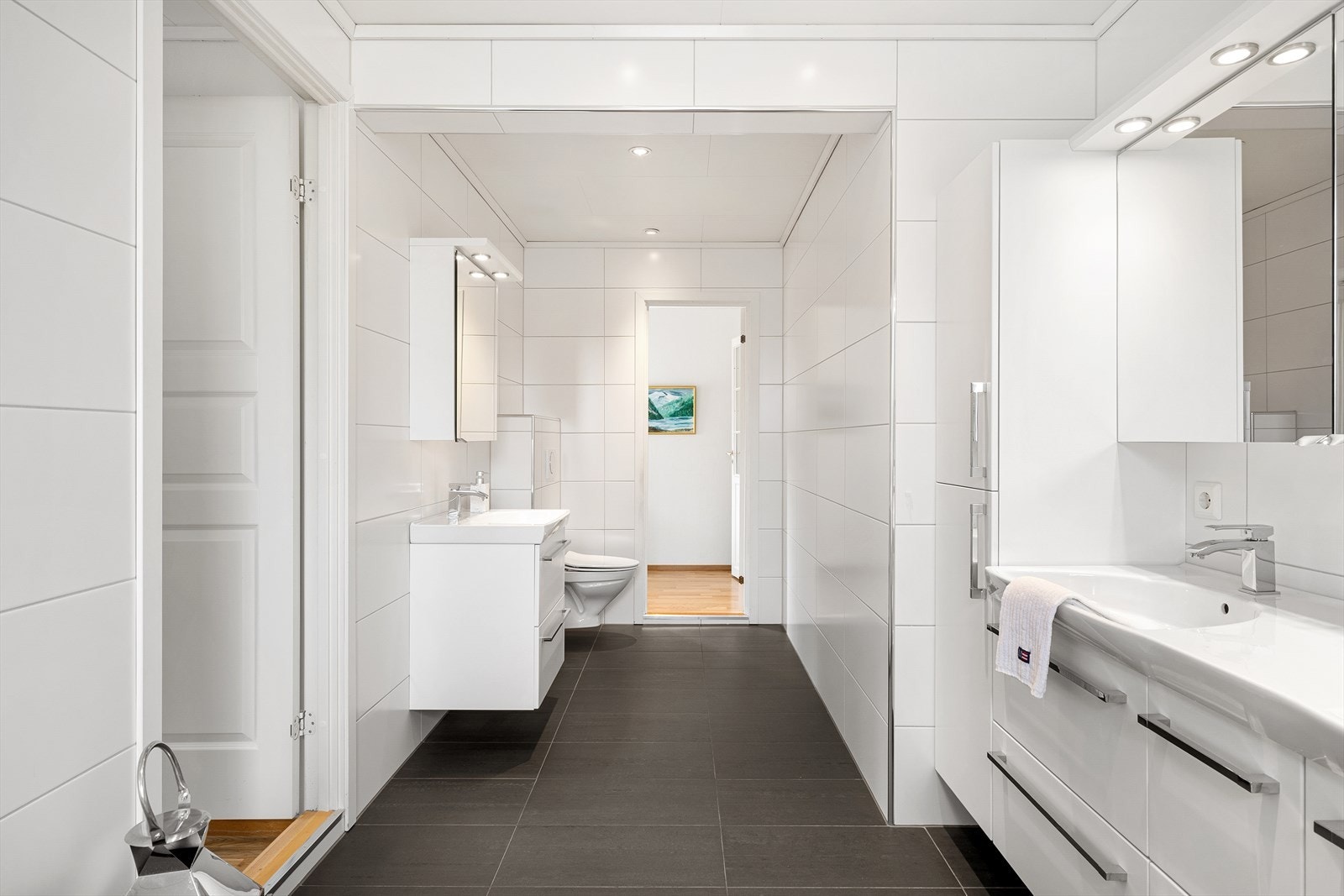 Stort helfliset bad med varmekabler i gulv. Spotter i tak. Galleribilde