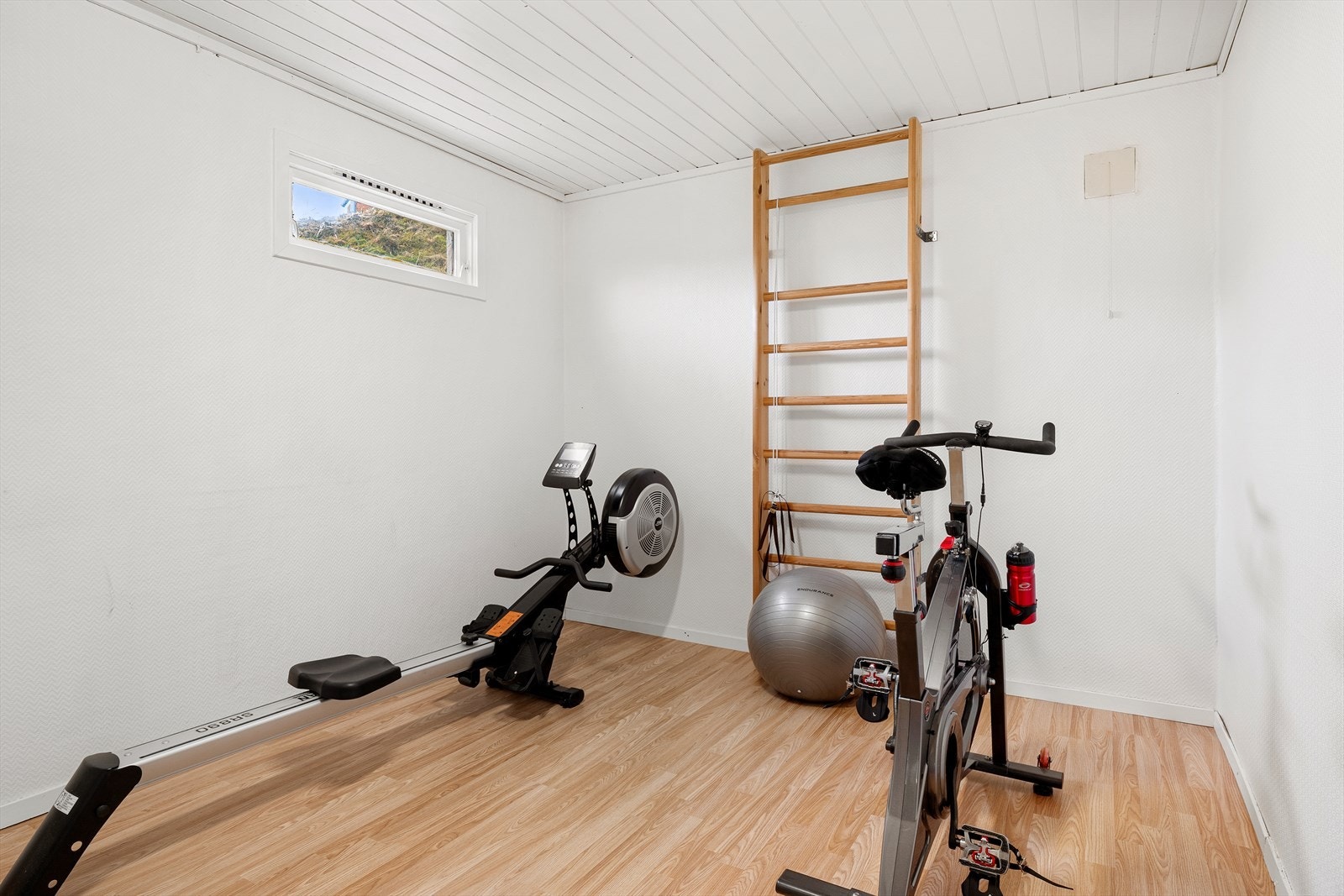 Treningsrom med plass til hobbyer. Her er det også mulig å søke om å sette inn større vindu slik at rommet blir godkjent til varig opphold. Galleribilde