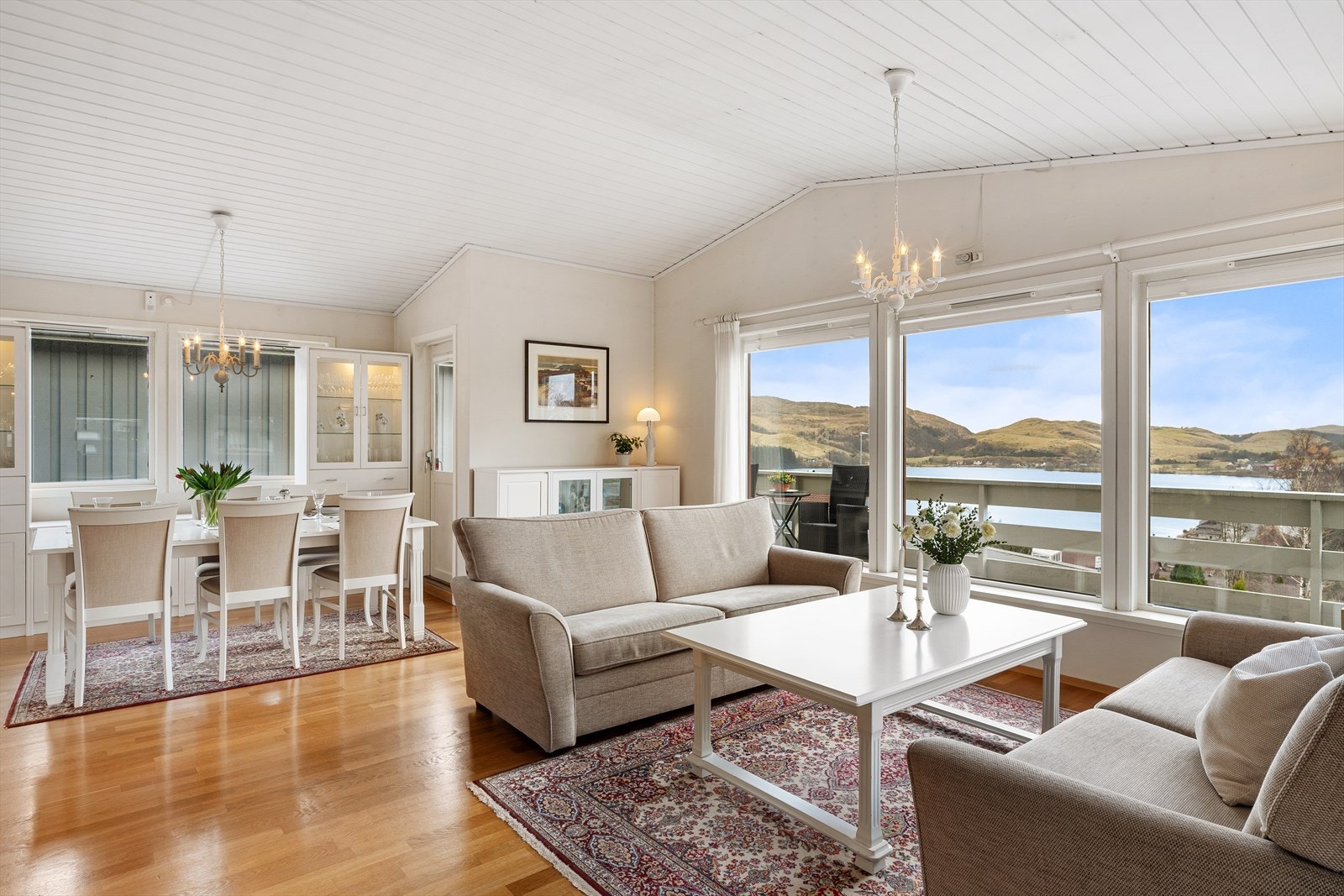 Fra stua er det kjempefin og fri utsikt mot Edlandsvatnet og fjellet. Galleribilde