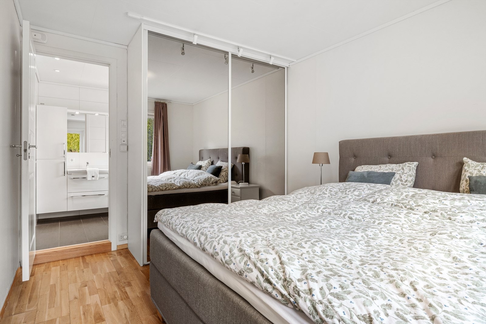 Hovedsoverommet har direkte adkomst fra badet. Galleribilde