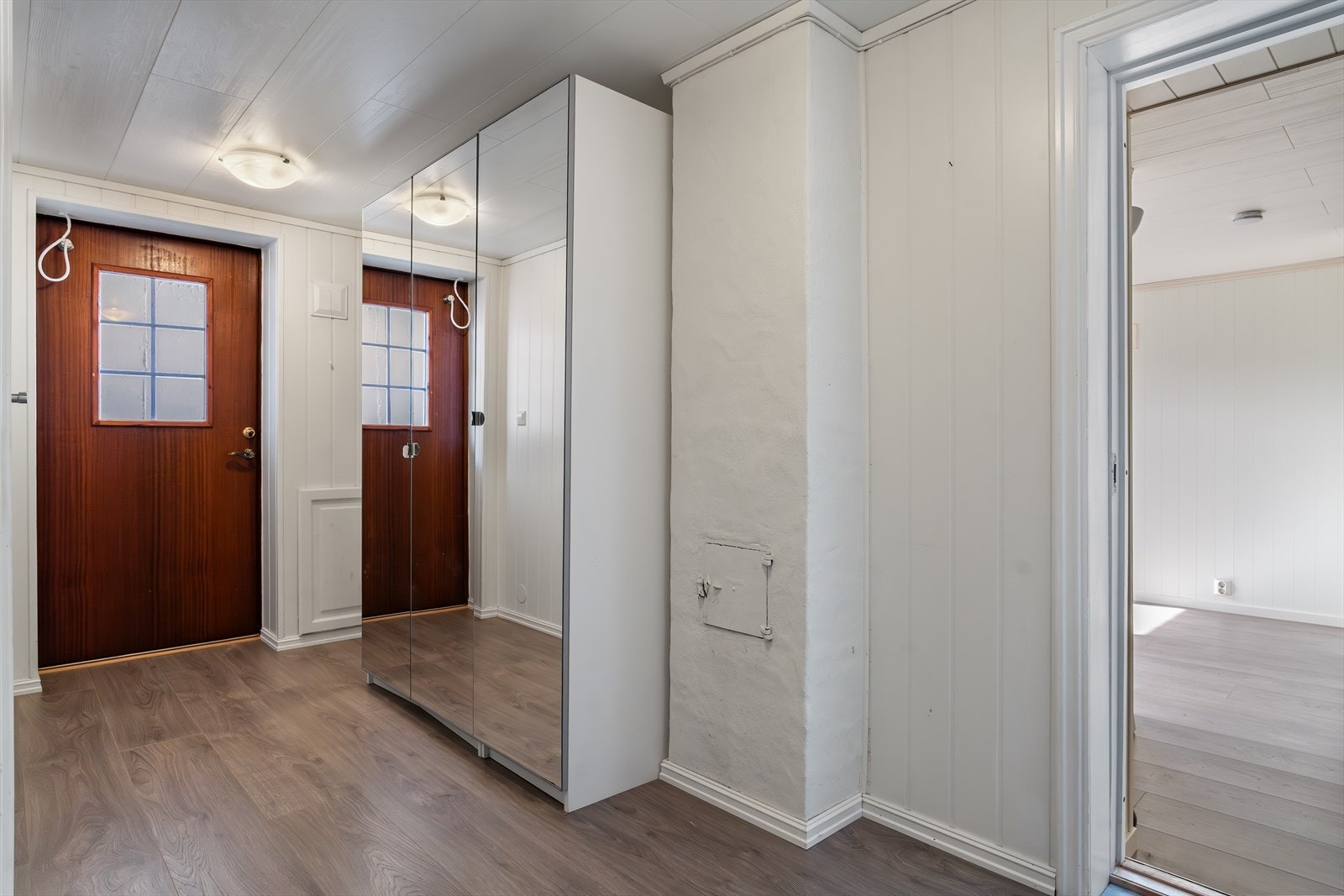 Underetasjen inneholder entré, gang med trapp, bad, vaskerom og hobbyrom. Det er tilgang til kjelleren via trapp fra hovedetasjen. Galleribilde