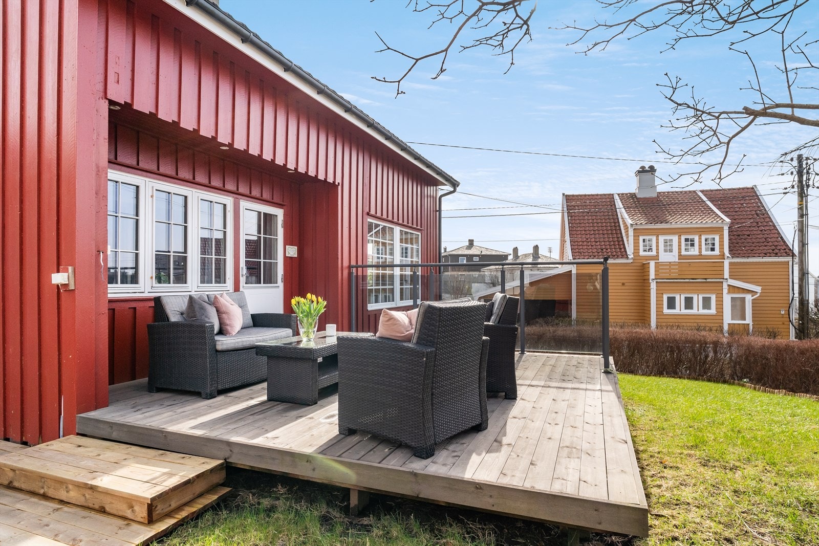 Tomten er flott opparbeidet med plen, terrasse og belegningsstein i gårdsrom. Galleribilde