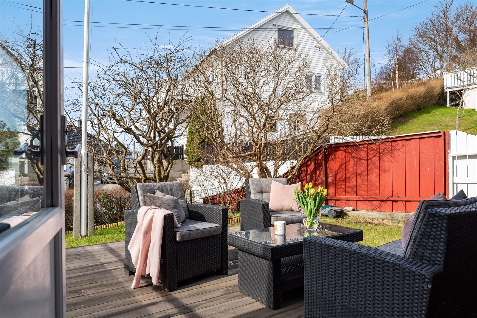 Fra stuen er det utgang til en solrik og fin terrasse. Galleribilde