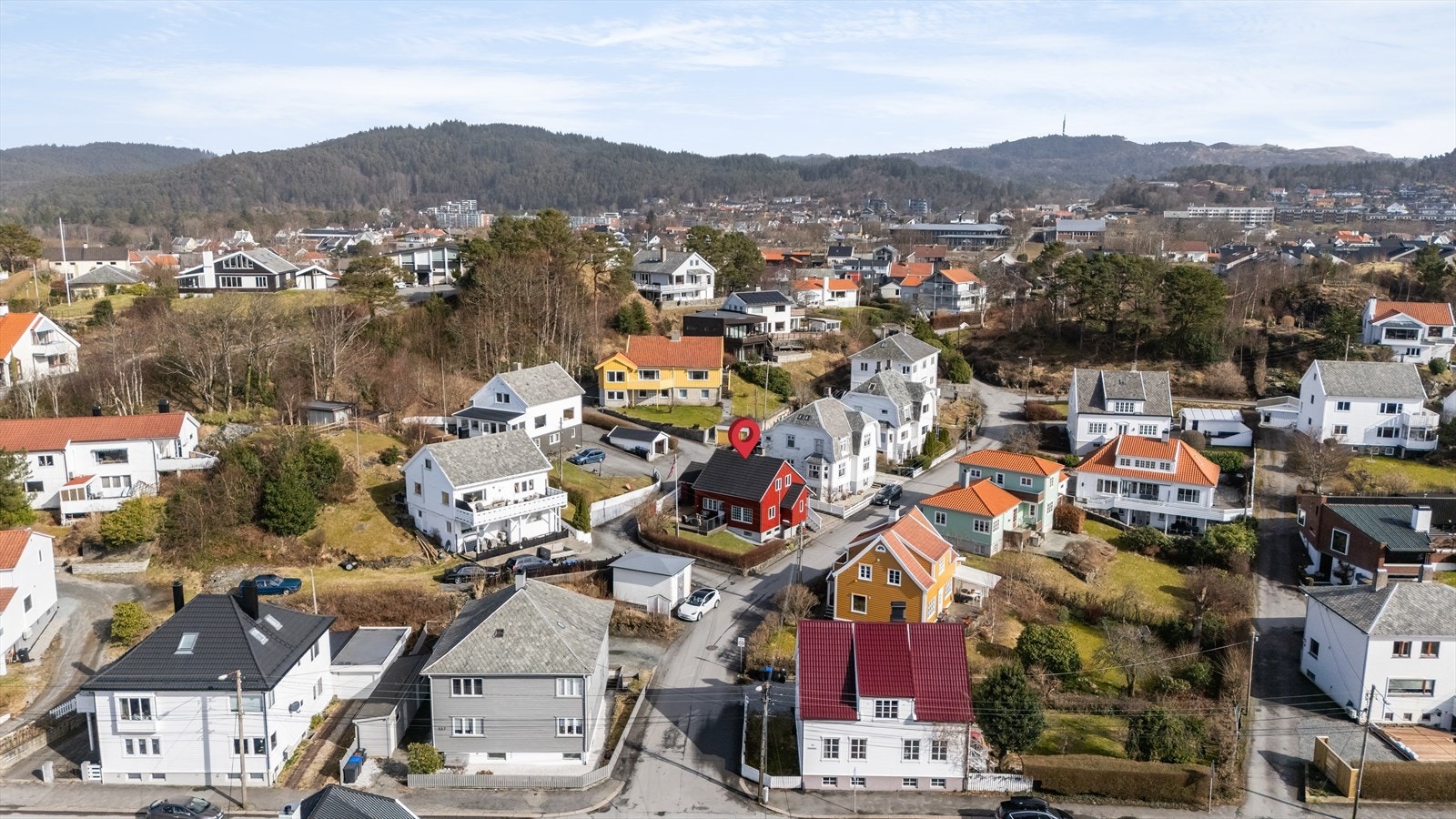 Gangavstand til sentrum, skoler, barnehage og idrettsanlegg. Nært til byens beste turområder. Galleribilde