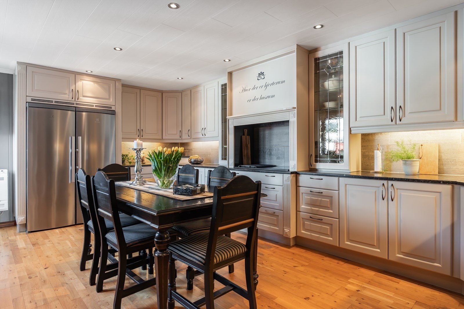 Kjøkkenet er romslig og har god skap-, skuffe- og benkeplass. Her kan du ha hele familien rundt middagsbordet. Galleribilde