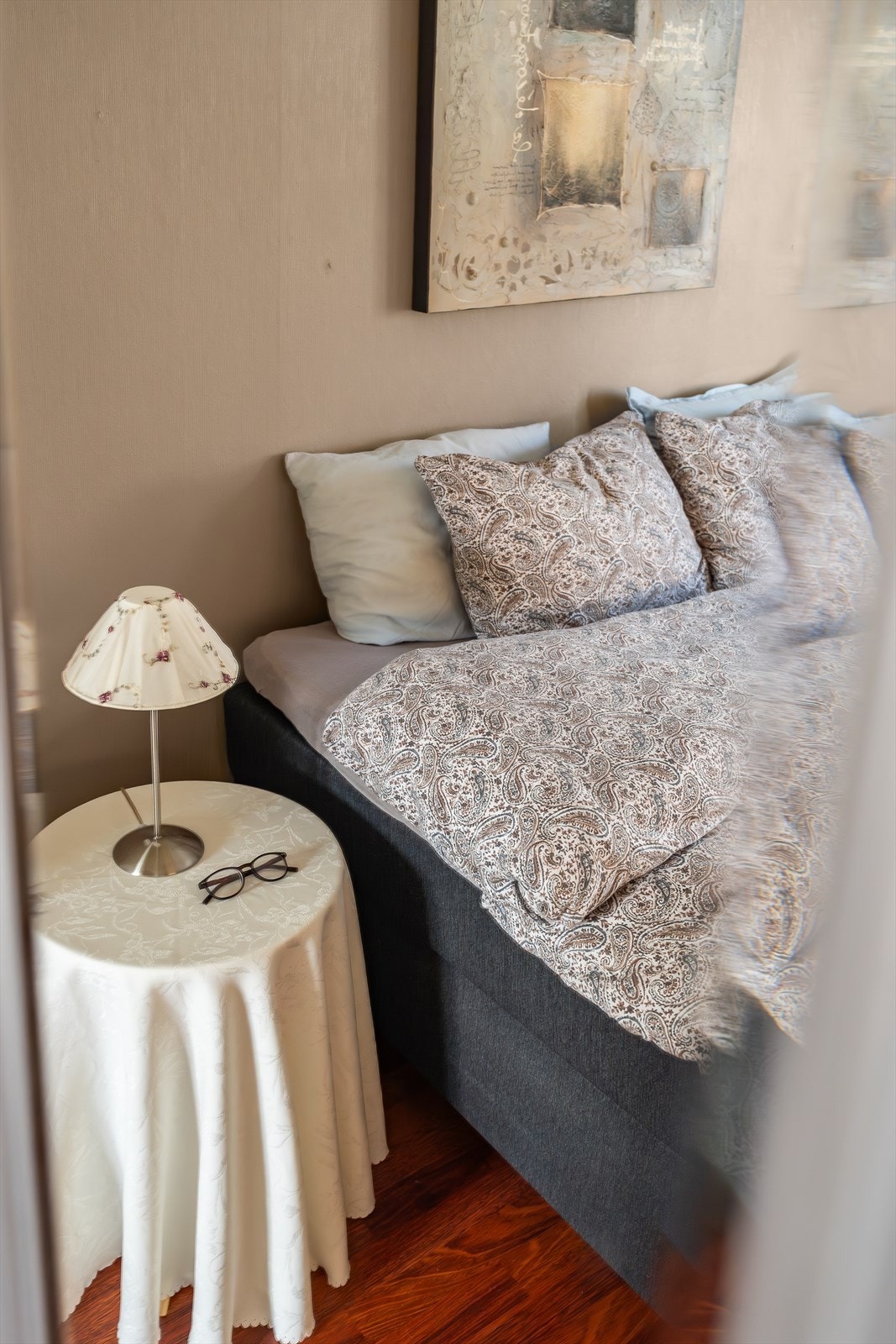 Loftsetasjen inneholder gang og fire romslige soverom, alle med god plass til seng og garderobeløsning. Galleribilde