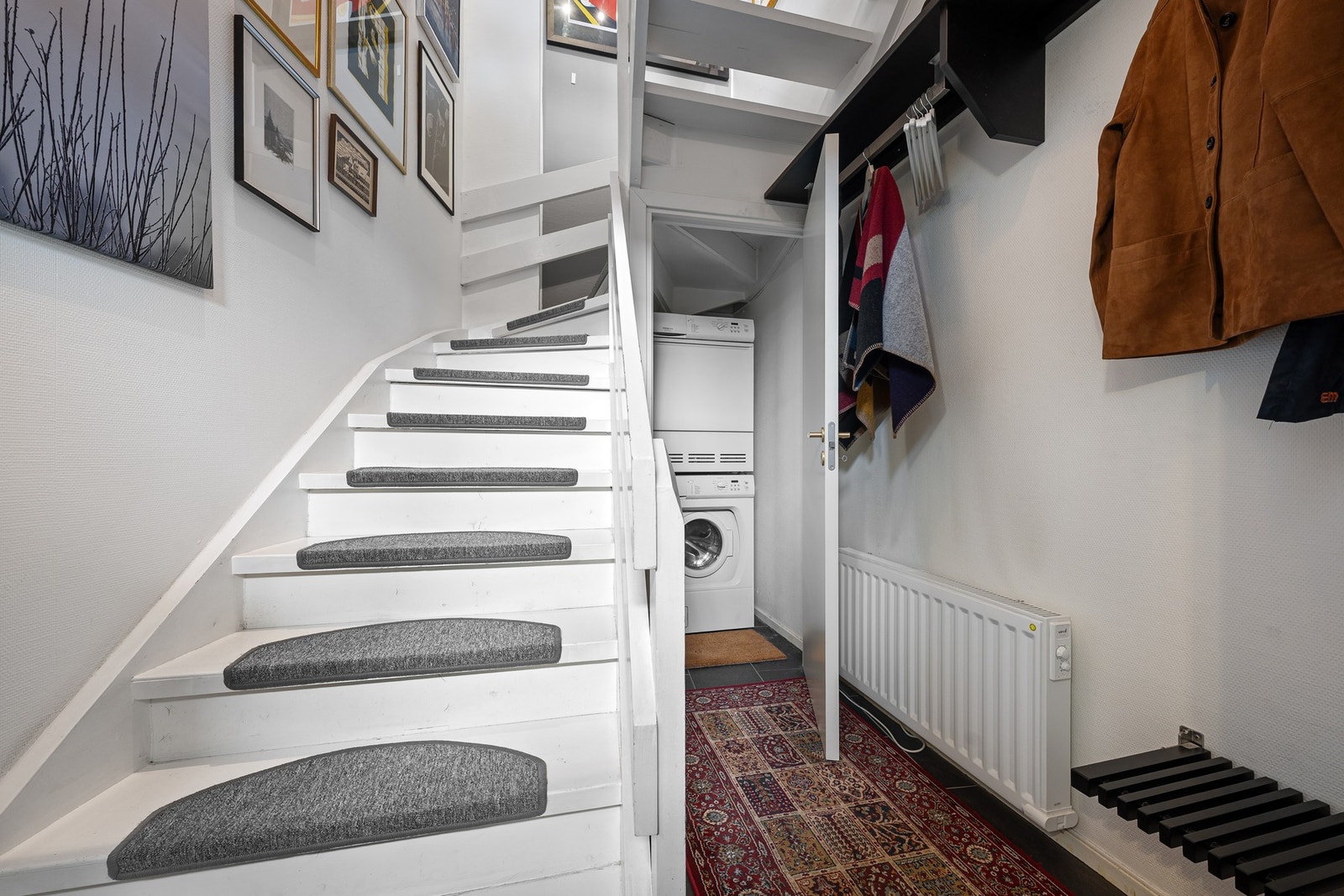 Entré med lagring under trappen og skuffer samt opplegg for vaskemaskin og tørketrommel Galleribilde