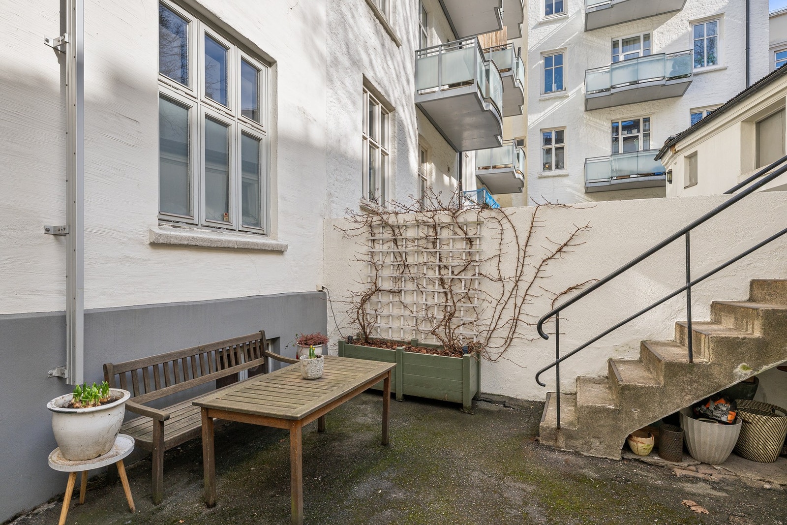 Felles sittegruppe foran stallbygningen Galleribilde