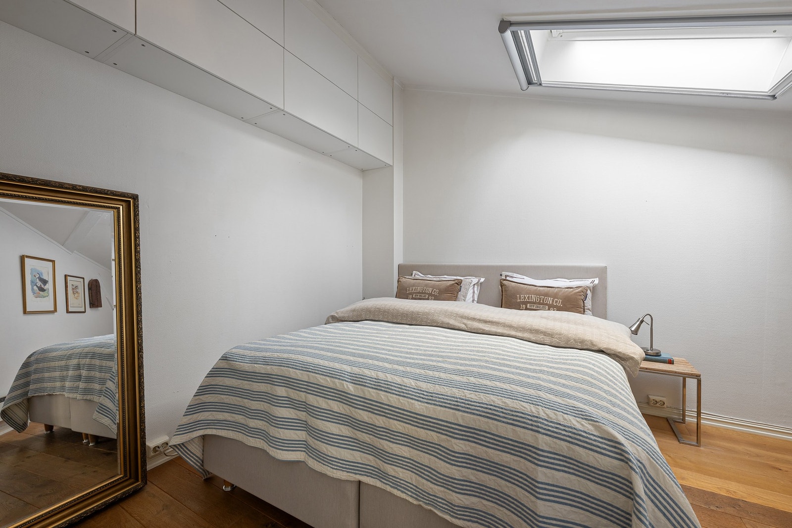 Romslig soverom med "walk-in closet" Galleribilde