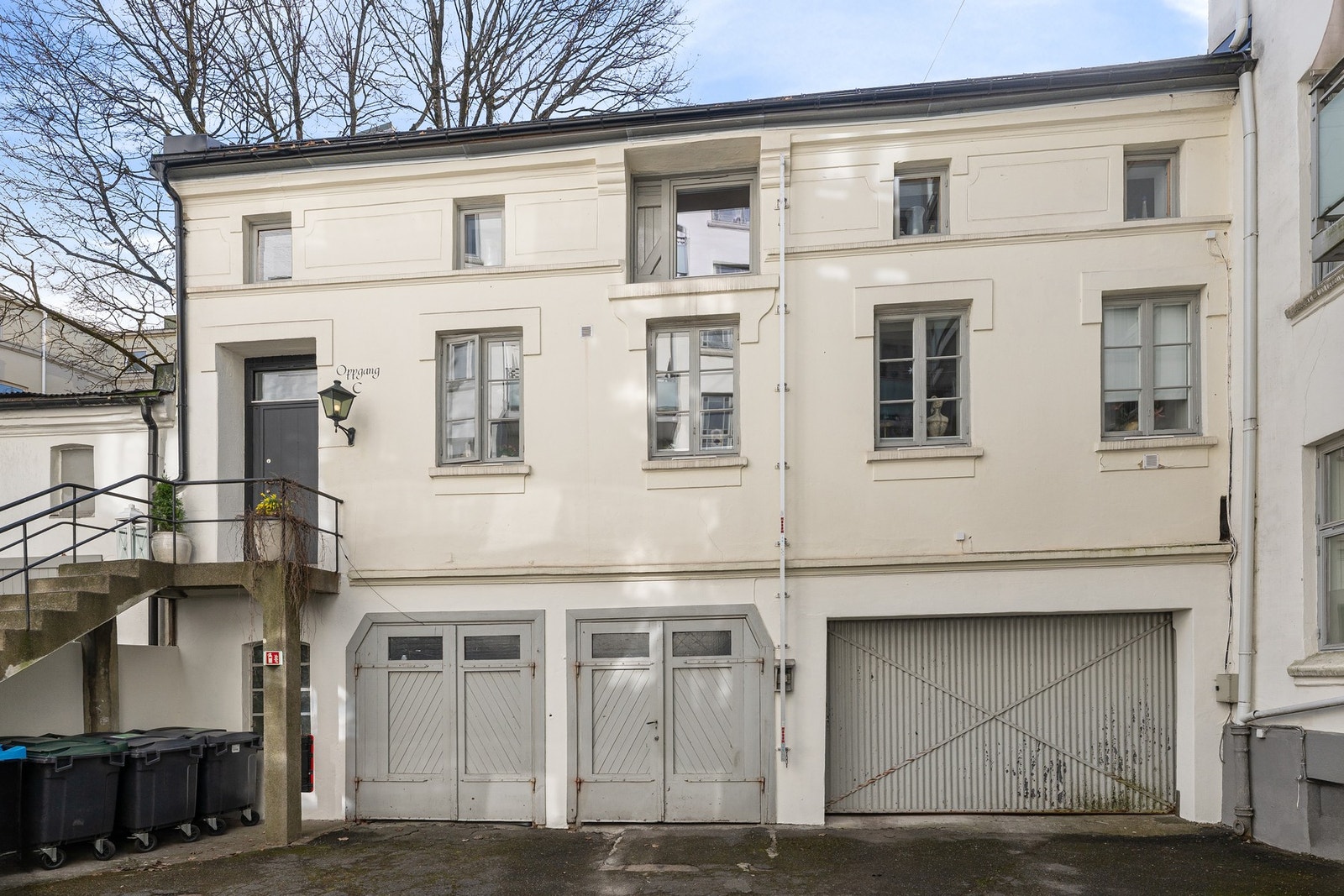 Stallbygningen- deler inngangsparti med leiligheten i 2 etasje Galleribilde