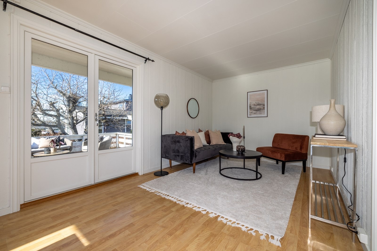 Hyggelig oppholdsrom med plass til sofagruppe og spisebord. Galleribilde