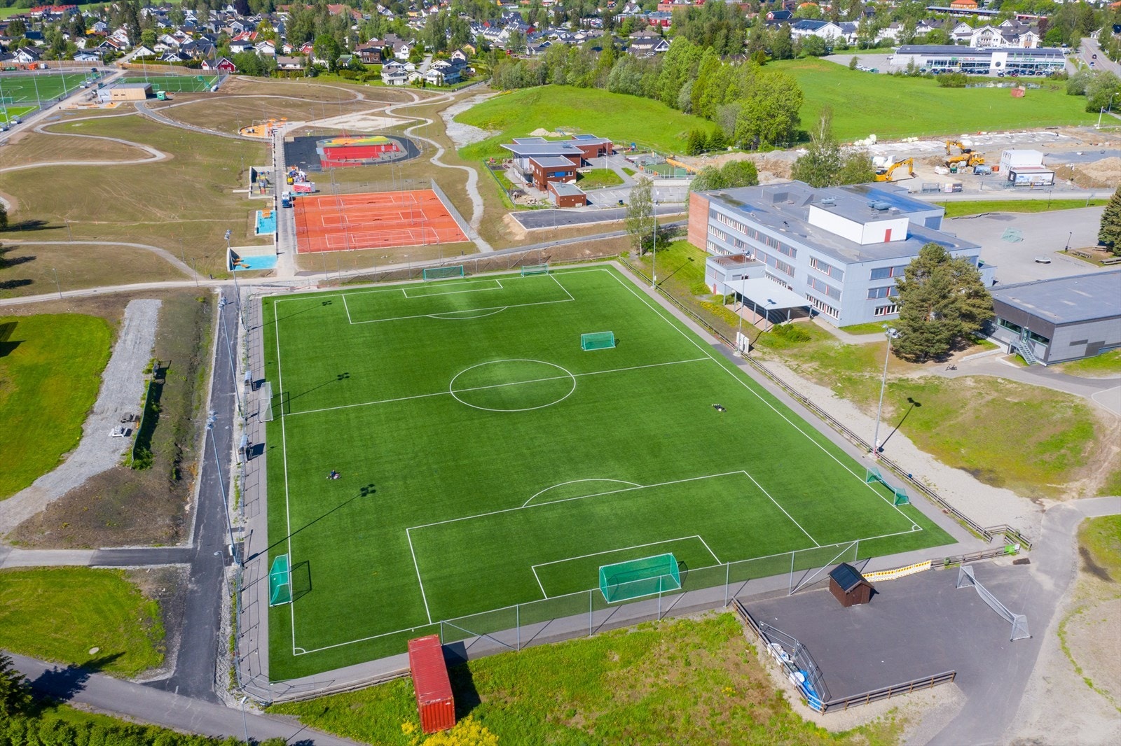Bakkedalen Idretts og Aktivitetspark på Kløfta. Alfhallen på Borgen ligger innen gangavstand fra boligen. Galleribilde