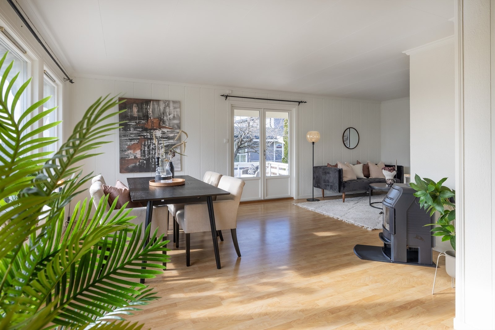 I 1. etasje er det stue og spisestue med vedovn. Galleribilde