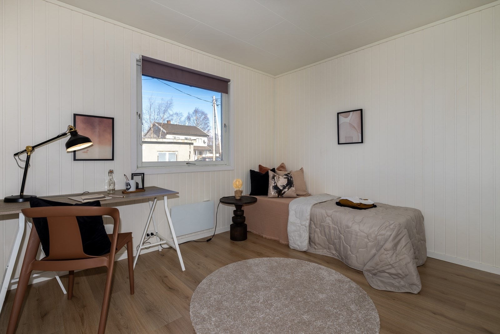 Lyse og fine rom med stort vindu. Galleribilde