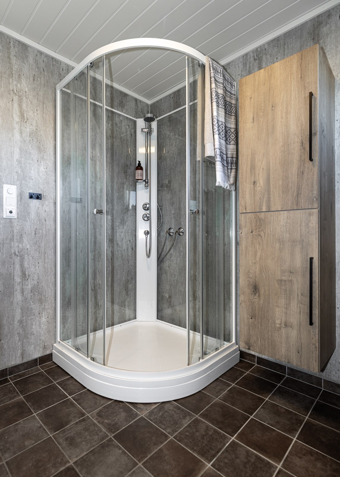 Badet har dusjkabinett, wc og opplegg for vaskemaskin. Galleribilde