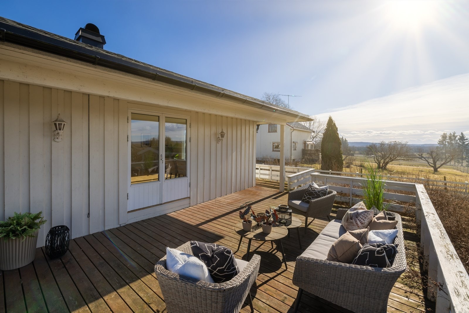 Eiendommen har inngjerdet hage, og solrik terrasse på hele 42 kvm. Galleribilde