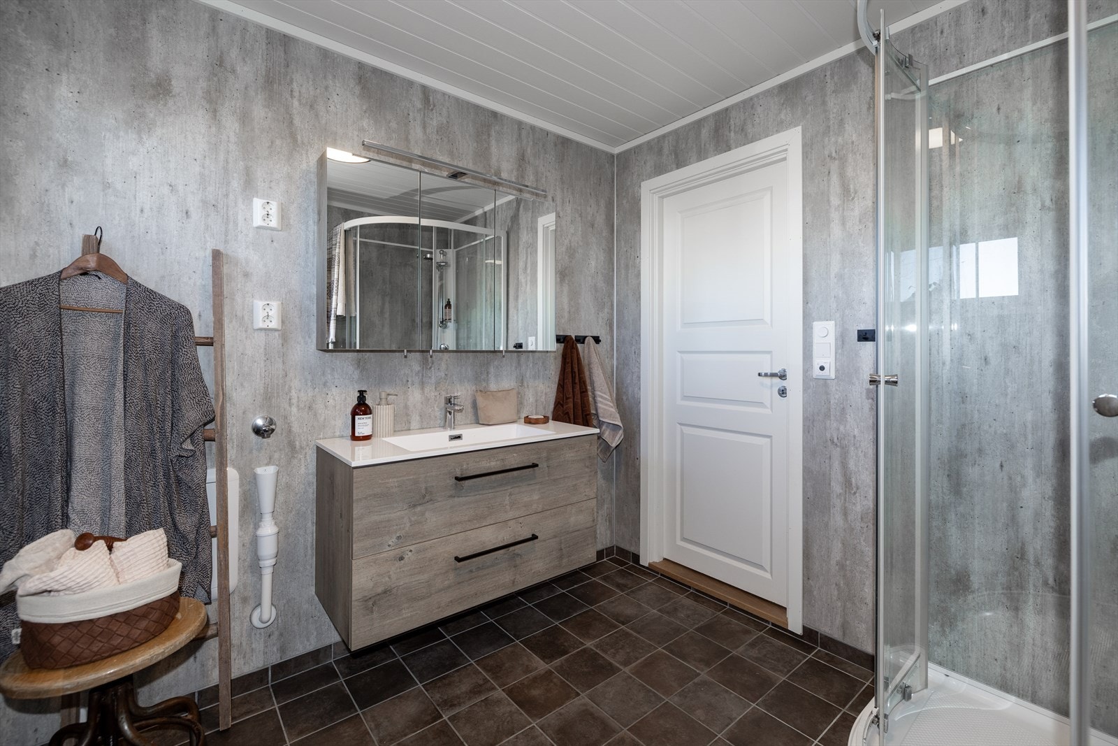 Badet ble oppgradert i 2024 med bla. nye vannrør, baderomsplater og innredning. Galleribilde
