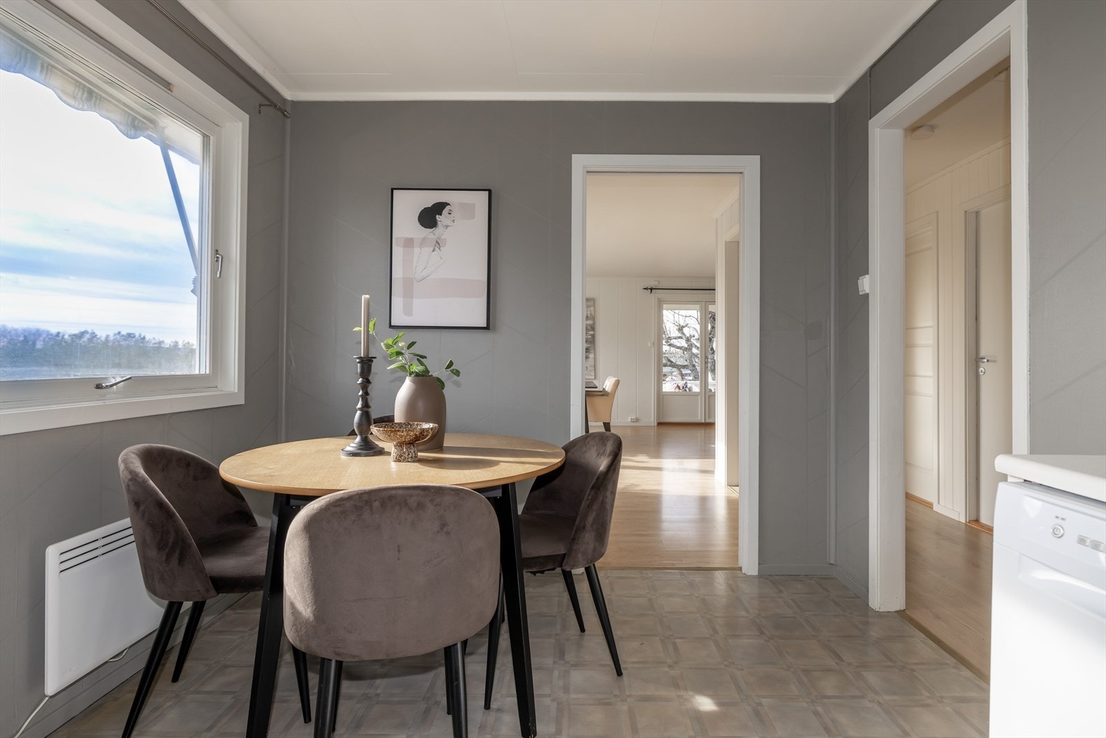 Det er plass til spisebord i tilknytning. Galleribilde