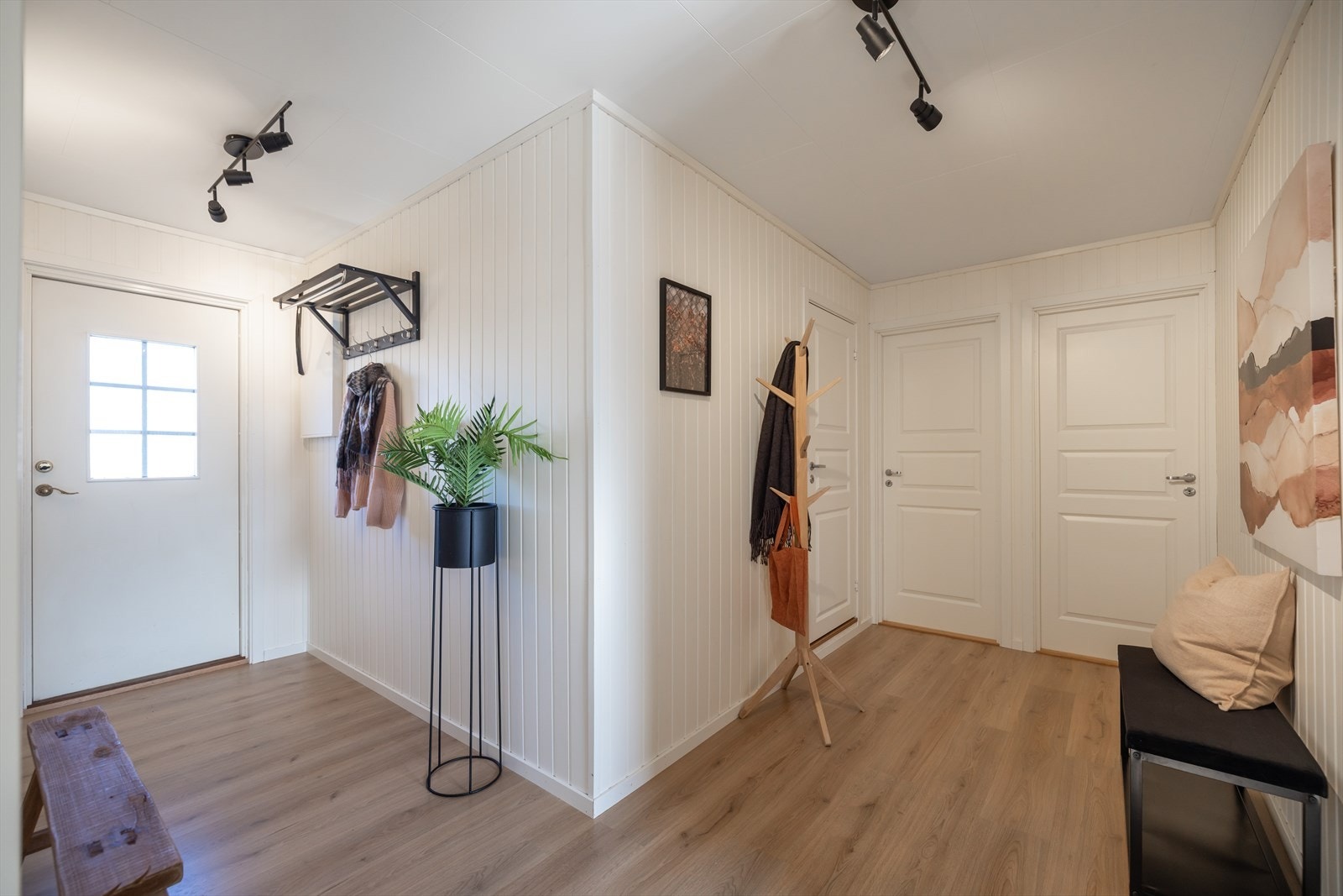 Romslig og lys entré/gang med god plass til oppbevaring. Galleribilde