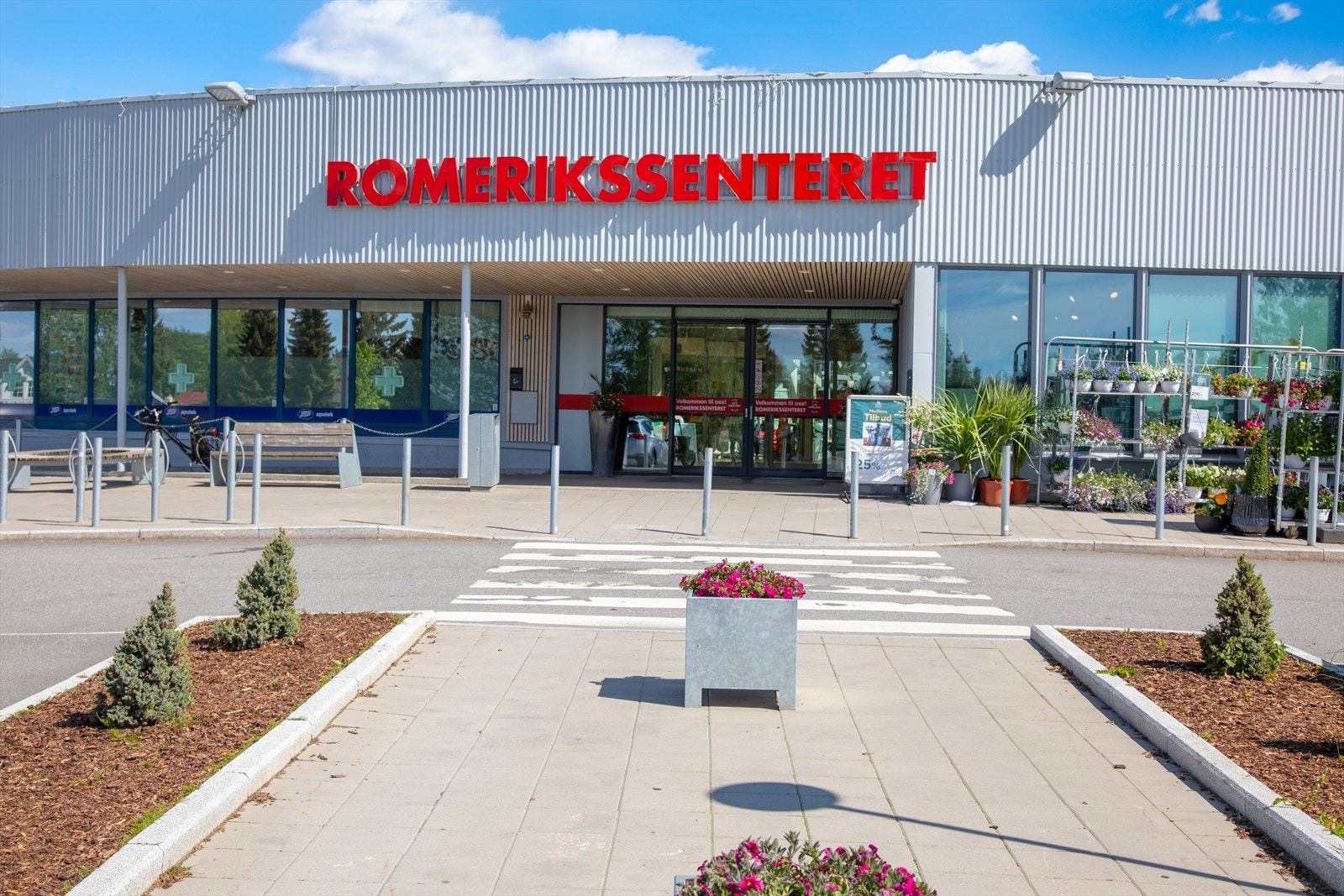 Romerikssenteret har variert utvalg av butikker og helsetjenester. Senteret ligger ca. 8 minutter fra boligen. Galleribilde