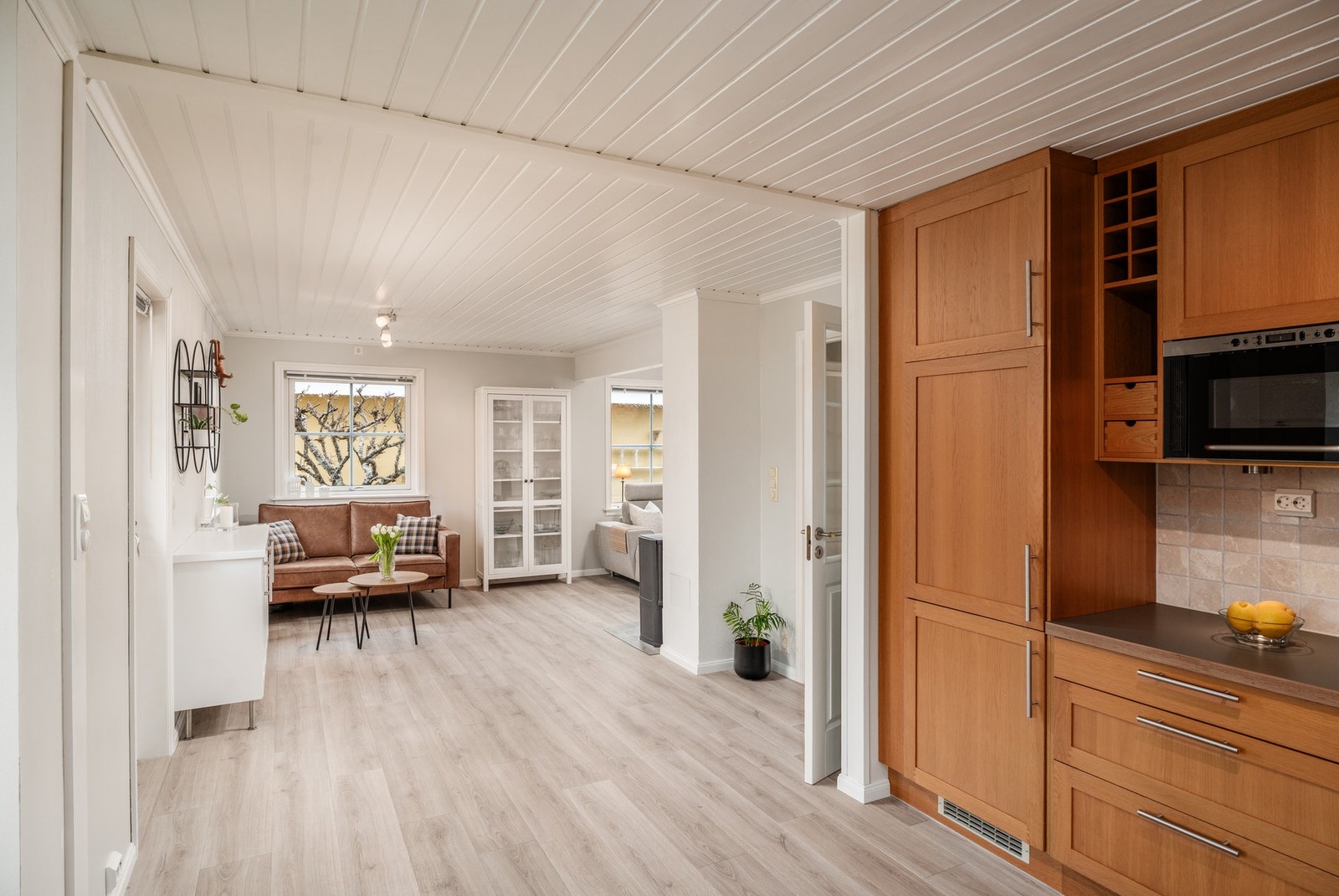 Lyse og behagelige nyanser på gulv, vegg og takoverflater og nytt gulv. Galleribilde