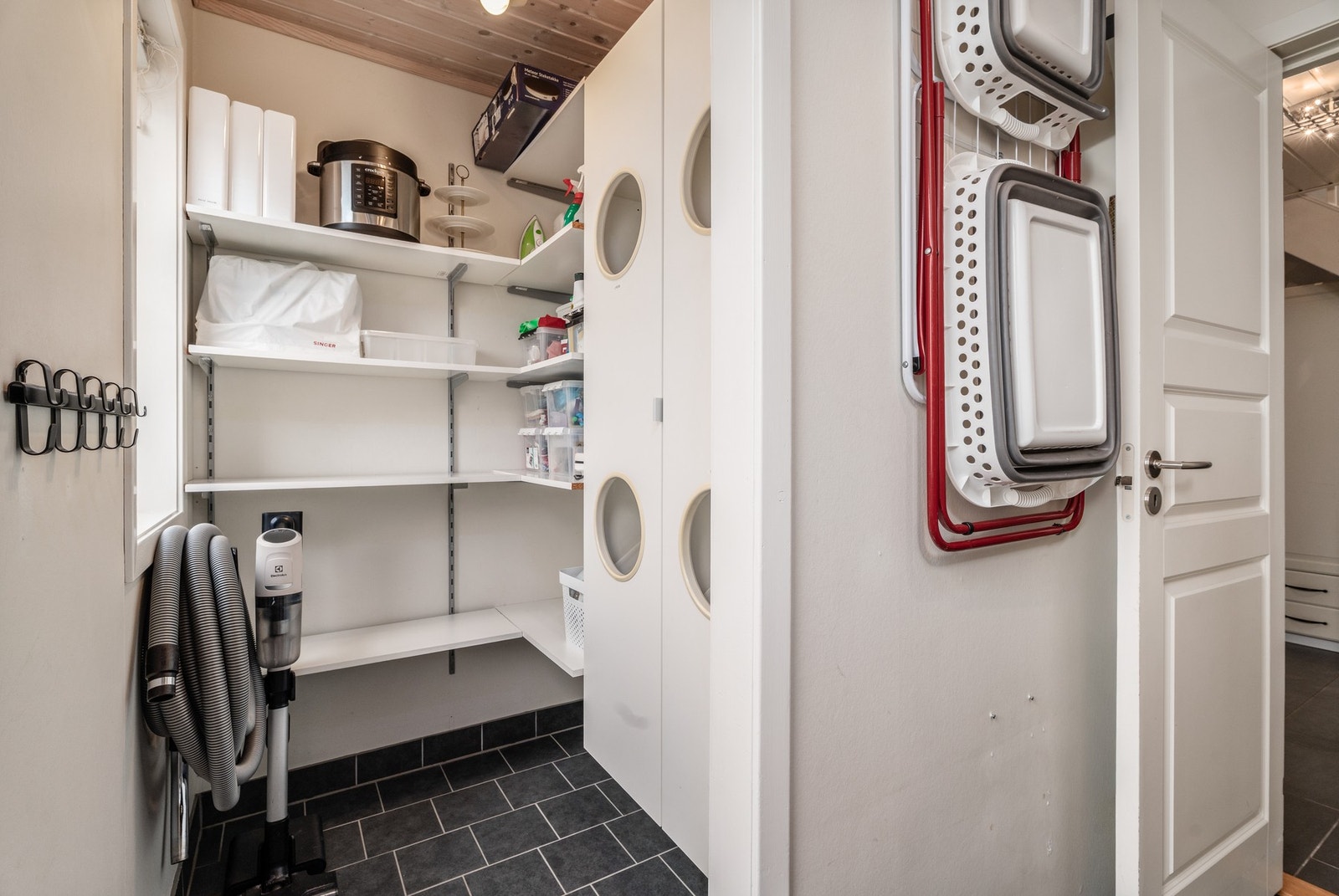 Smarte løsninger med hyller og plass for vaskemiddel og tøy. Galleribilde