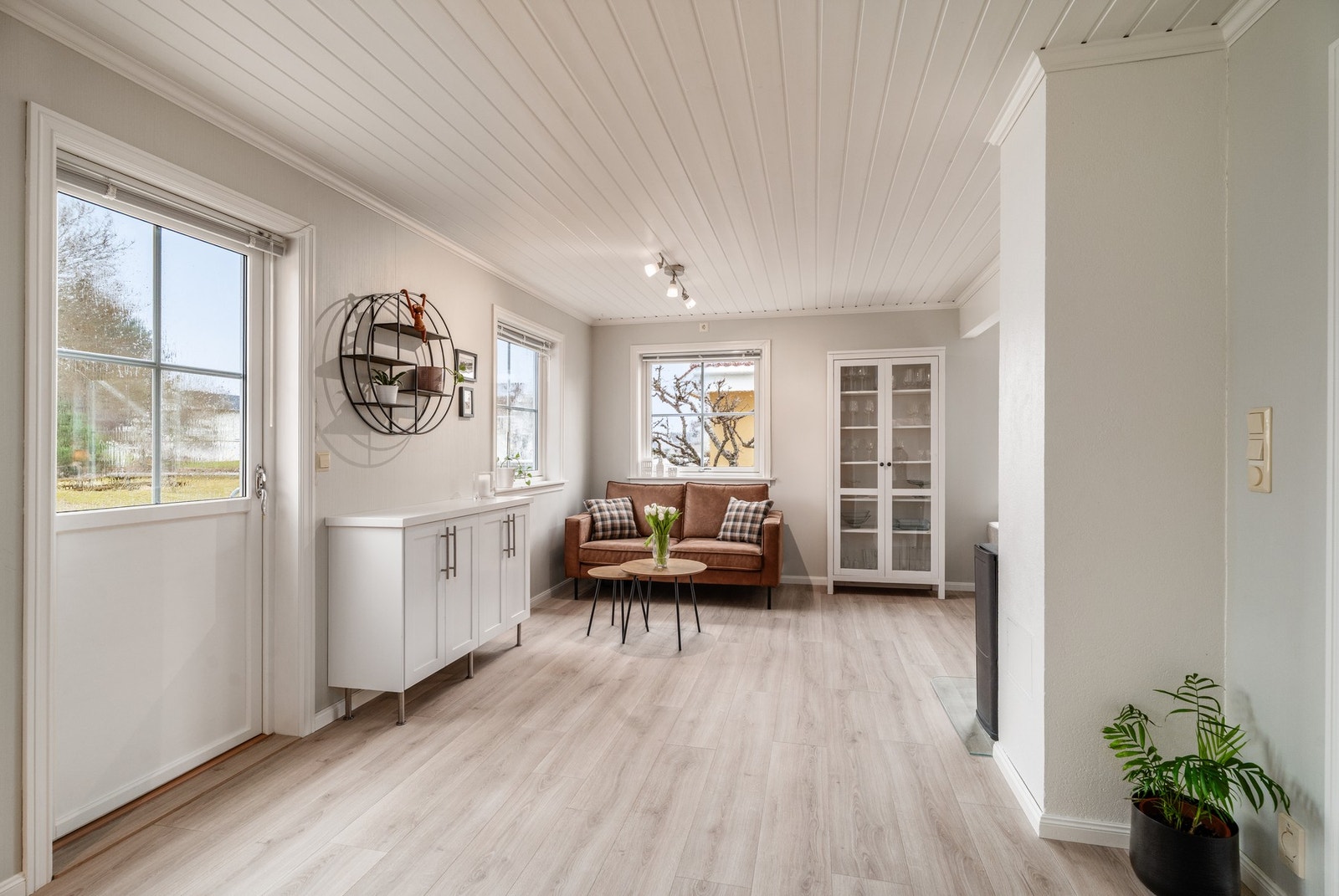 Fra stue er det utgang mot sør til hage og terrasse. Galleribilde