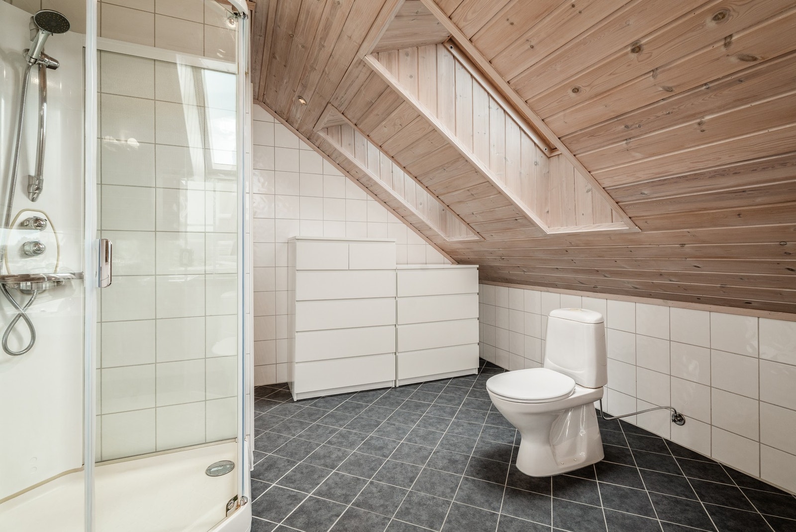 Badet har 2 overlysvinduer og spottbelysning i himling Galleribilde