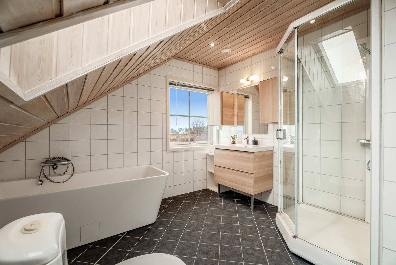 Badet er utstyrt med både dusjkabinett og badekar. Galleribilde
