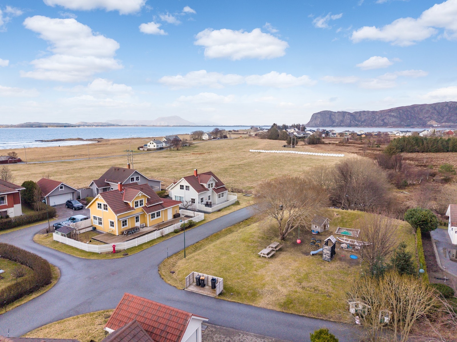 På andre siden av vegen ligger det en koselig lekeplass, fra huset er denne noe skjermet via voll og forhøyning i terrenget. Galleribilde