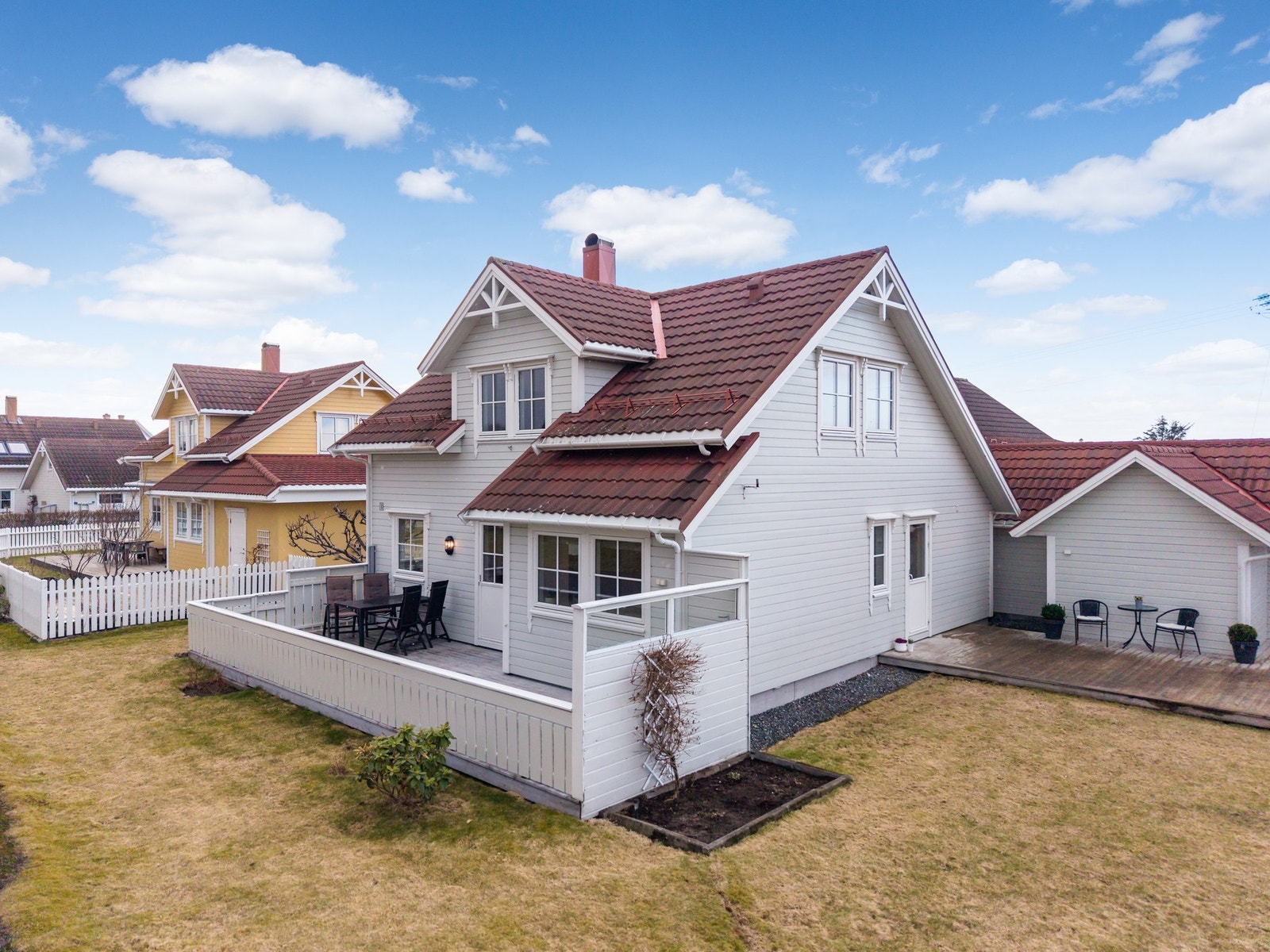 Fasade fra sydøst, en koselig familiebolig sentralt på Giske. Galleribilde