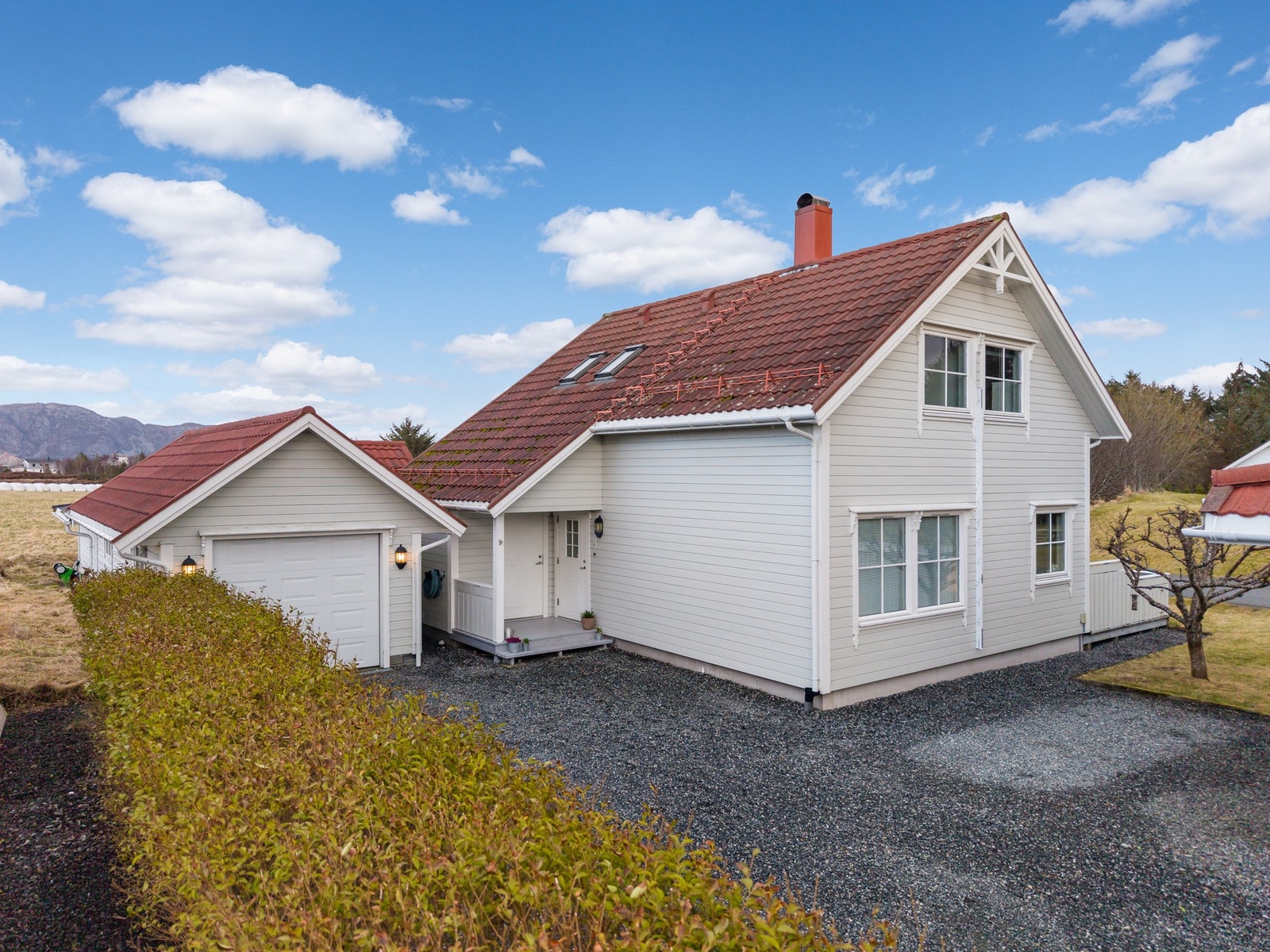 Larsgjerdet 10 har tilkomst i flatt terreng, flotte detaljer i form av listverk , parkering på egen tomt i tillegg til garasjen. Galleribilde