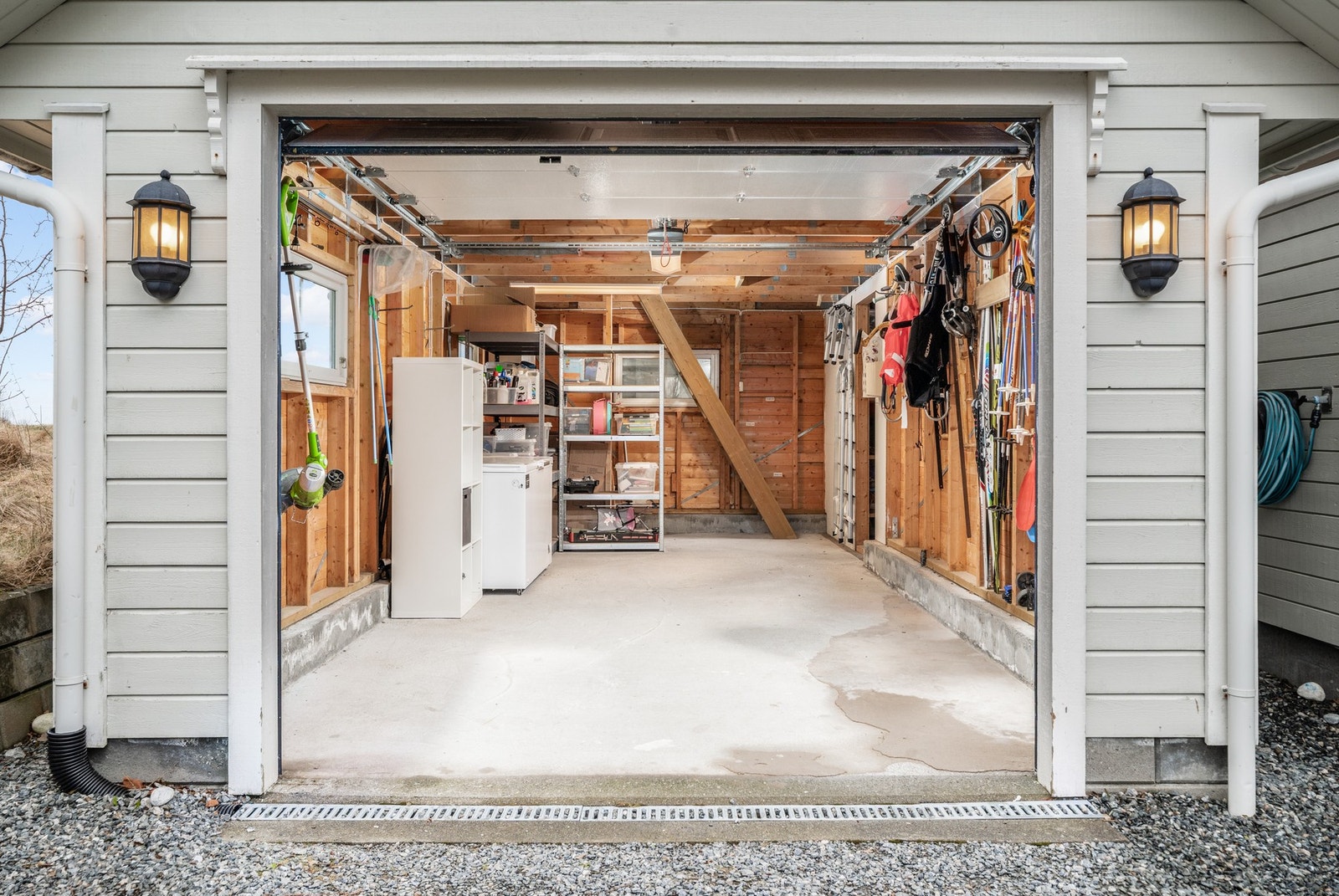 Legg merke pene detaljer som belysning på hver side og at i garasjen er det innvendig trapp til loft. Galleribilde