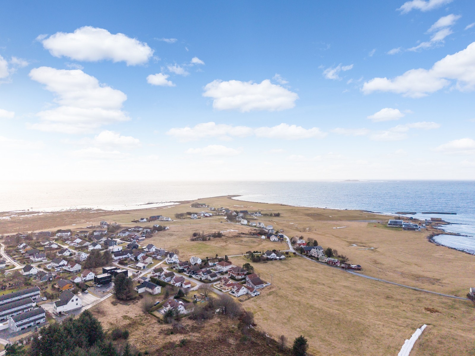 Sagaøya Giske med Larsgjerdet midt på bildet. Både barneskole og barnehage finnes i umiddelbar nærhet og til Ålesund sentrum er det ca 15 minutter med bil. Galleribilde