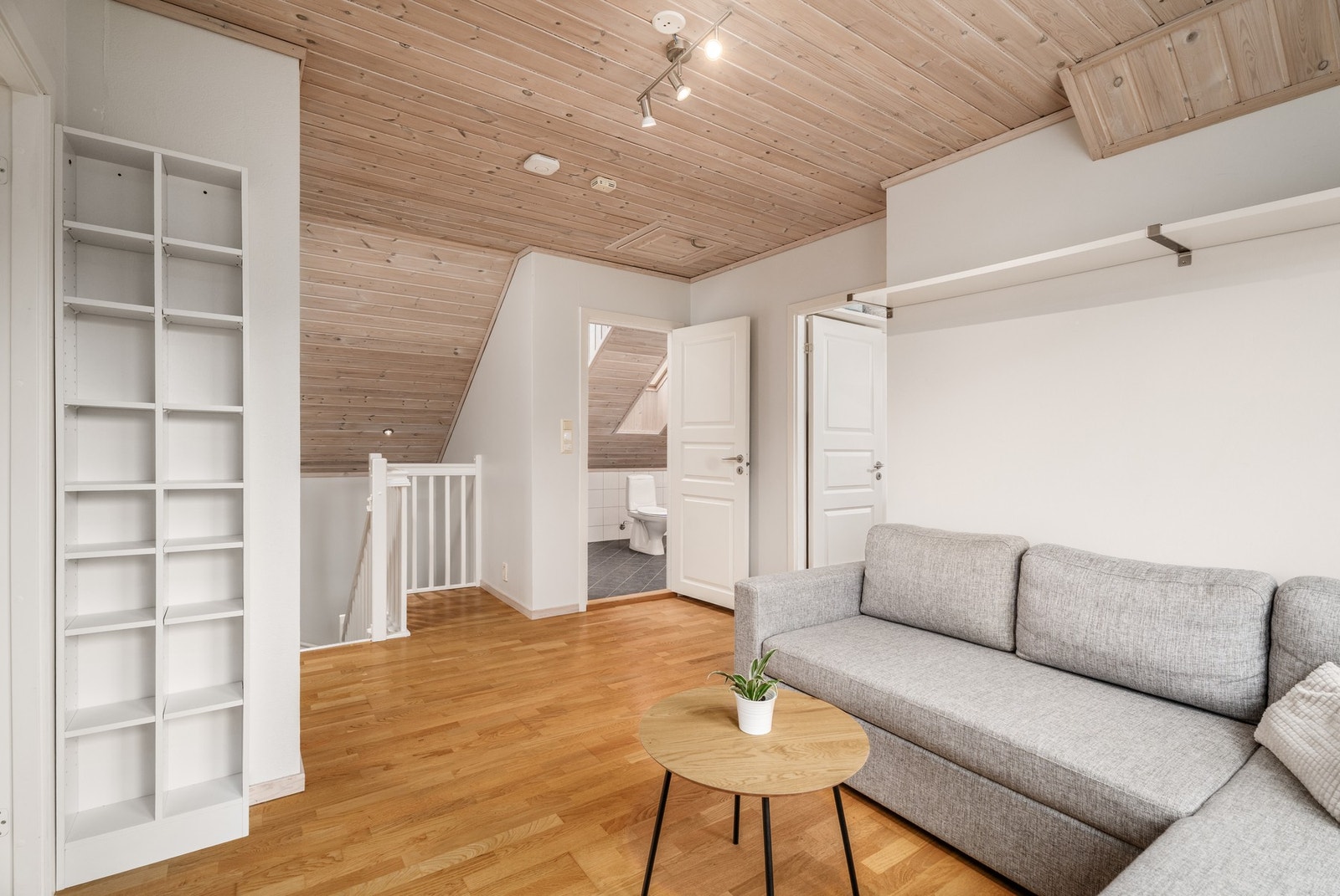 Her ser du loftstue som ligger mellom soverommene og badene i boligens 2. etasje. Galleribilde