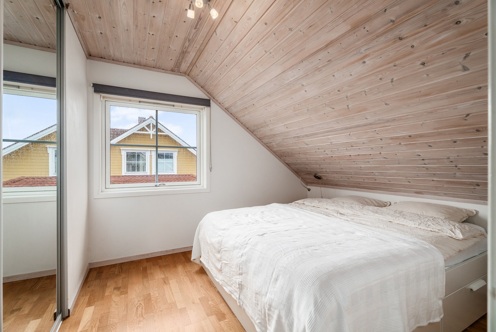Hovedsoverommet er utstyrt med skyvedørsgarderobe. Galleribilde