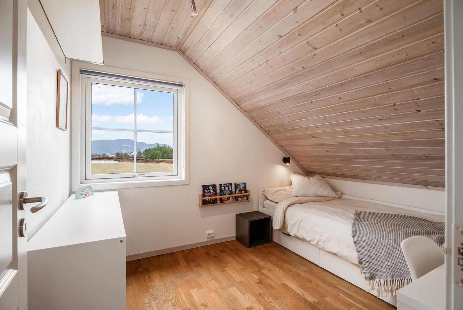 Denne boligen har 3 soverom i tillegg til loftstue. Galleribilde