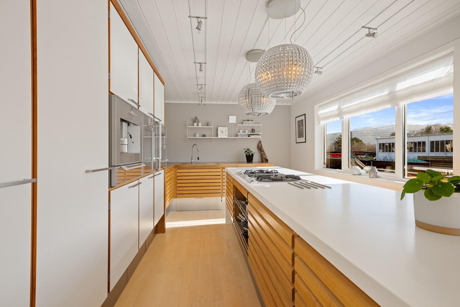 Kvaliteter. Benkeplate i både heltre og corian. Galleribilde