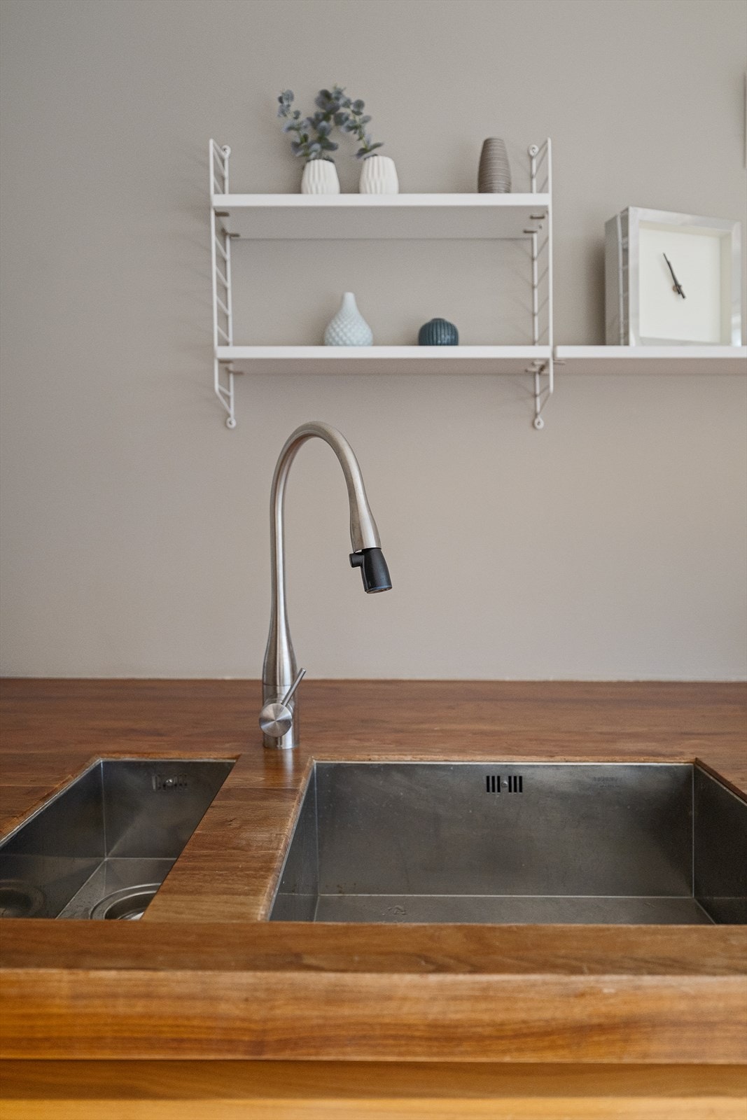 Heltre plate med nedsenket stålvask Galleribilde